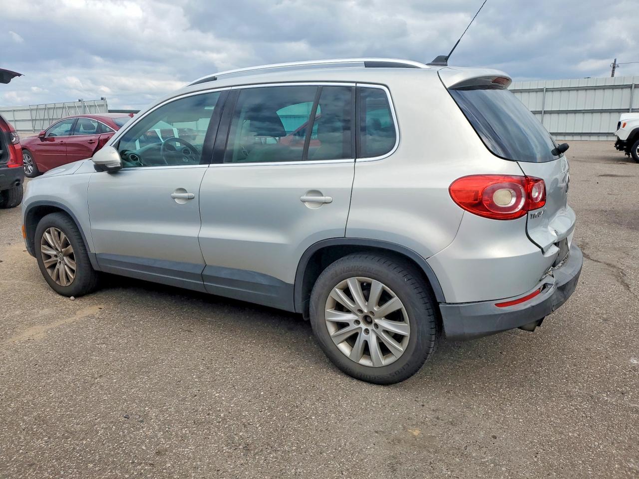 2010 Volkswagen Tiguan Se Silver vin: WVGBV7AX9AW510212