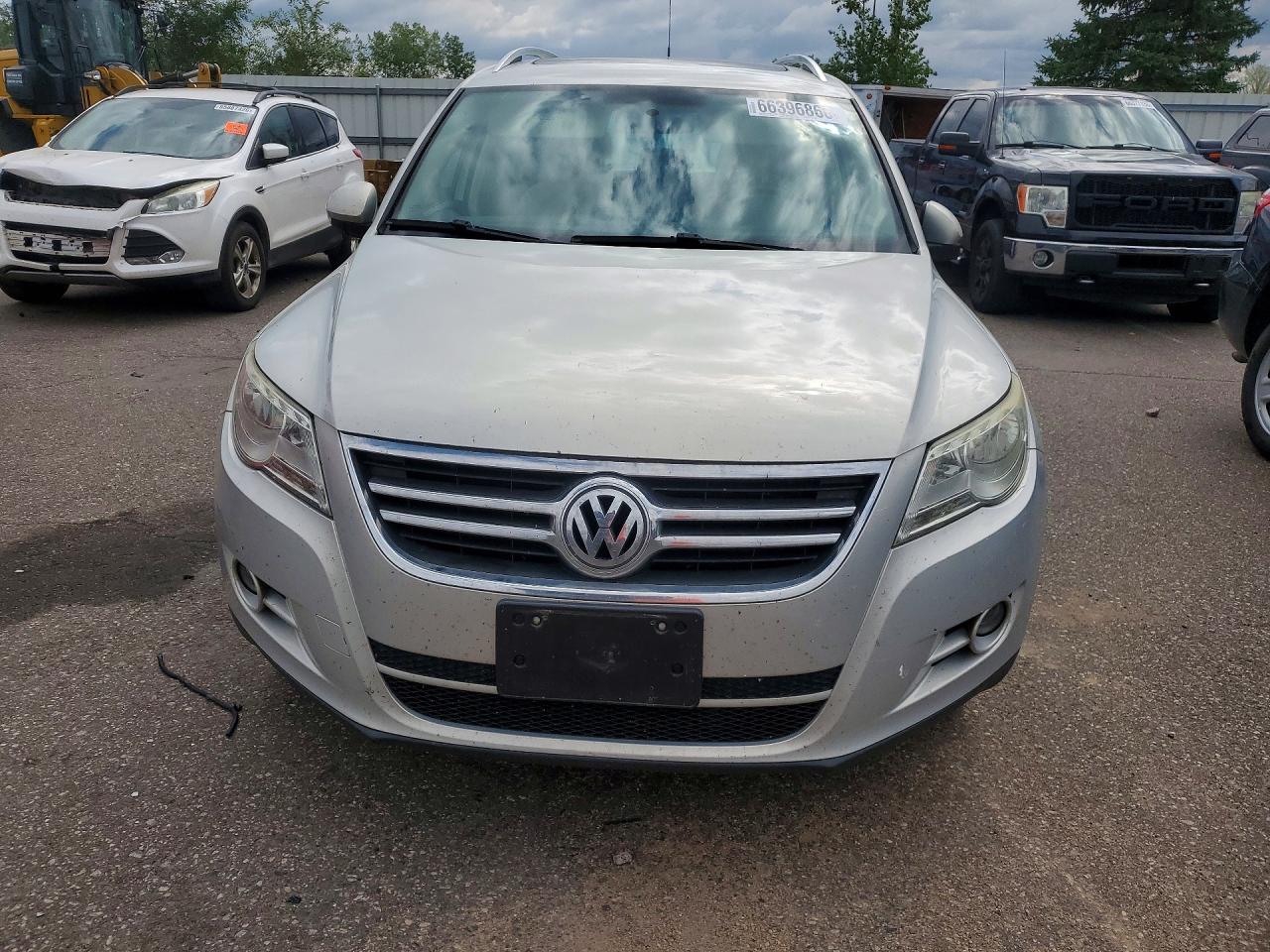 2010 Volkswagen Tiguan Se Silver vin: WVGBV7AX9AW510212