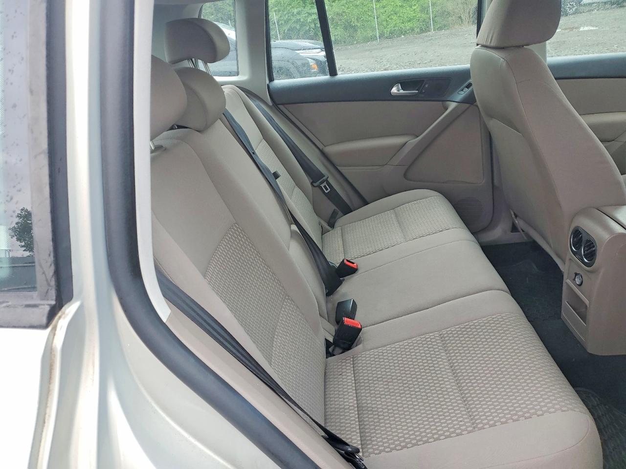 2010 Volkswagen Tiguan Se Silver vin: WVGBV7AX9AW516379