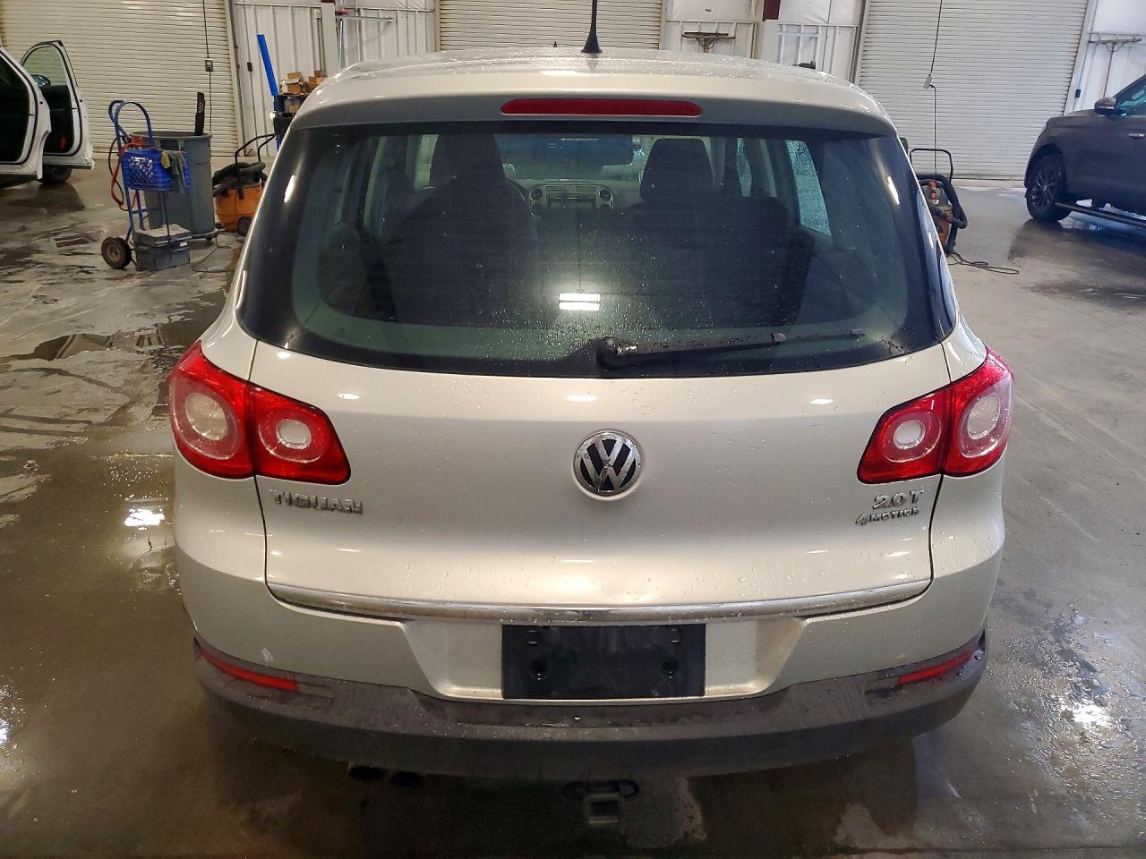 2011 Volkswagen Tiguan S Silver vin: WVGBV7AX9BW506856