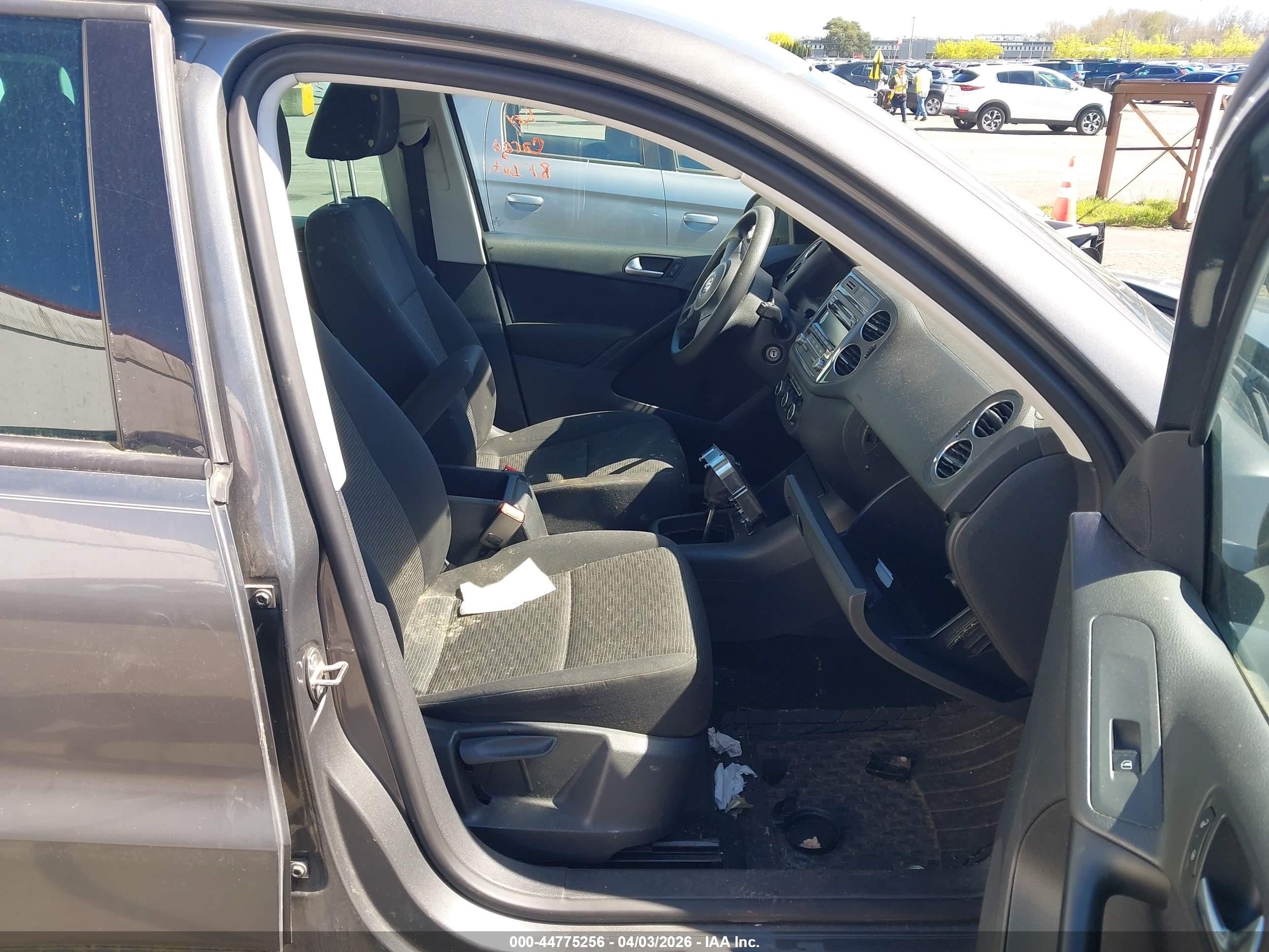 2012 Volkswagen Tiguan S Серый vin: WVGBV7AX9CW090230