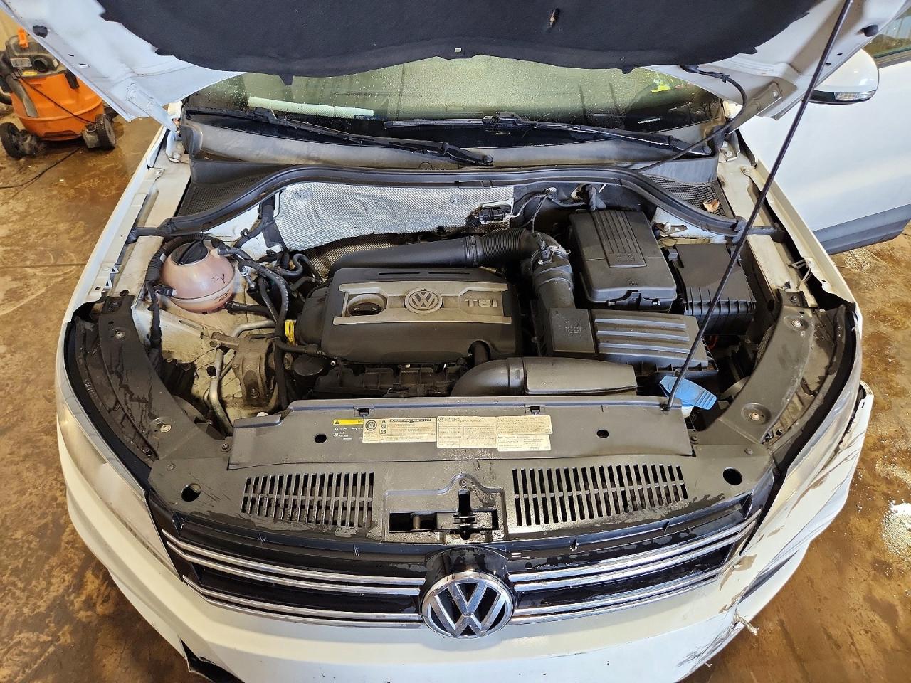 2015 Volkswagen Tiguan S Белый vin: WVGBV7AX9FW582633