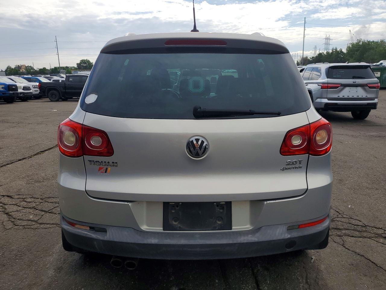 2010 Volkswagen Tiguan Se Silver vin: WVGBV7AXXAW525902