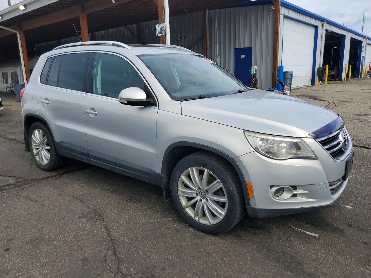 2010 Volkswagen Tiguan Se Silver vin: WVGBV7AXXAW525902