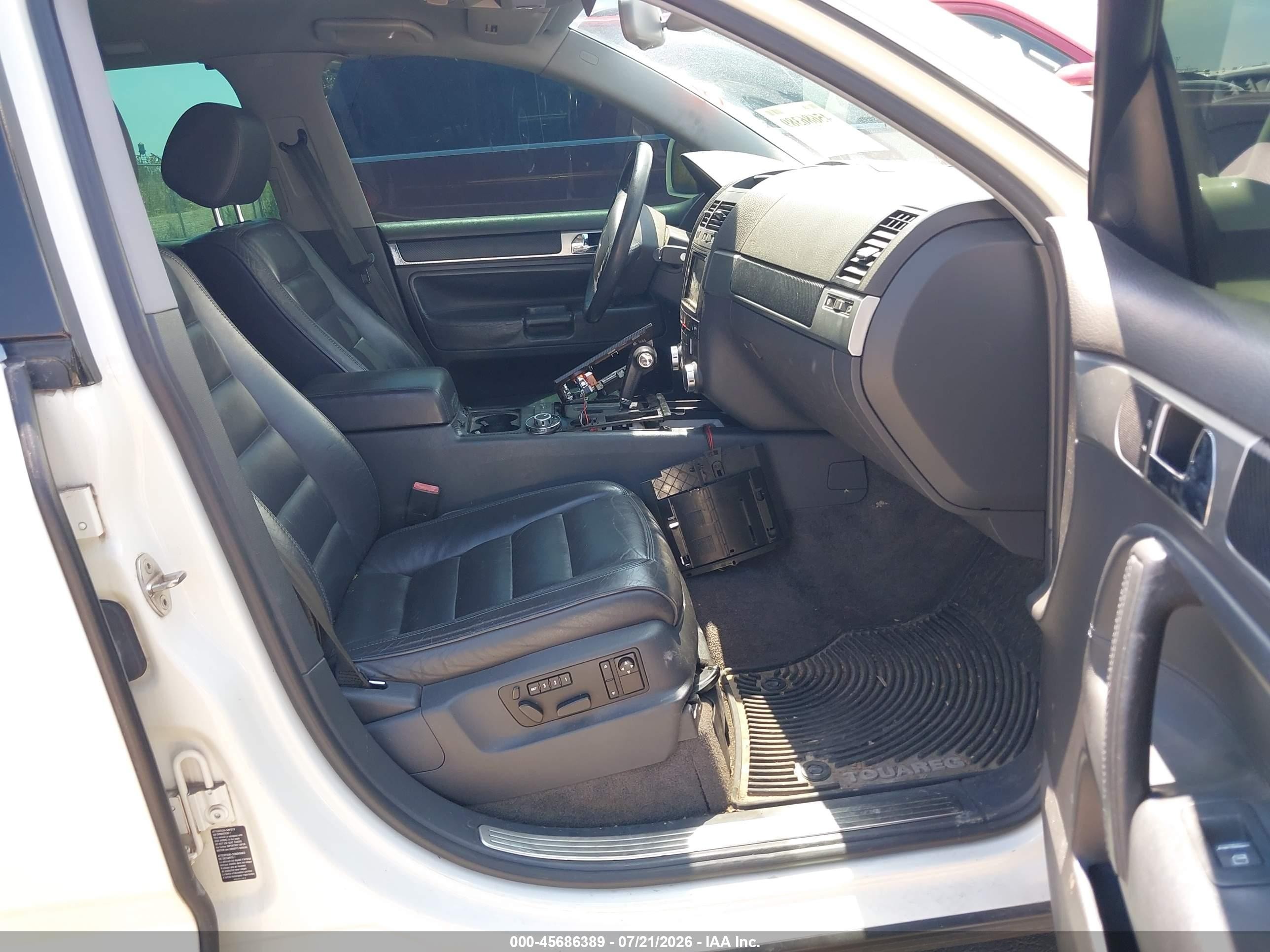 2004 Volkswagen Touareg V8 White vin: WVGCM67L84D021239