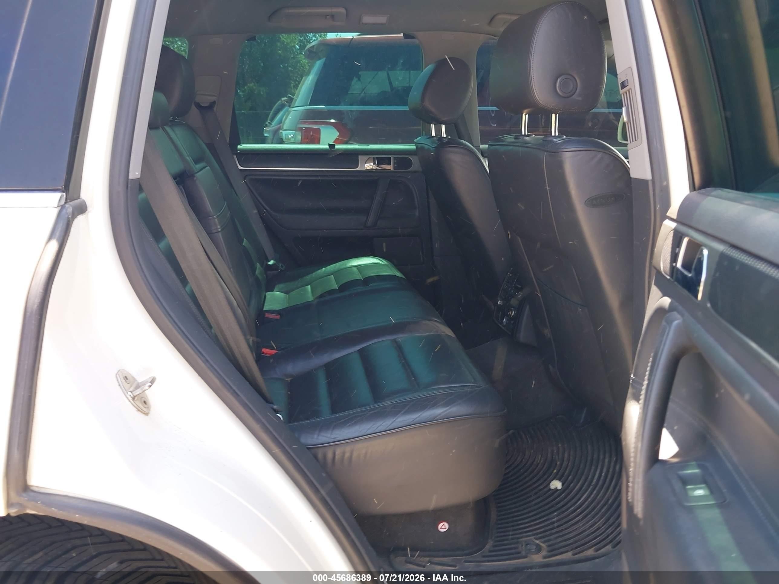 2004 Volkswagen Touareg V8 White vin: WVGCM67L84D021239