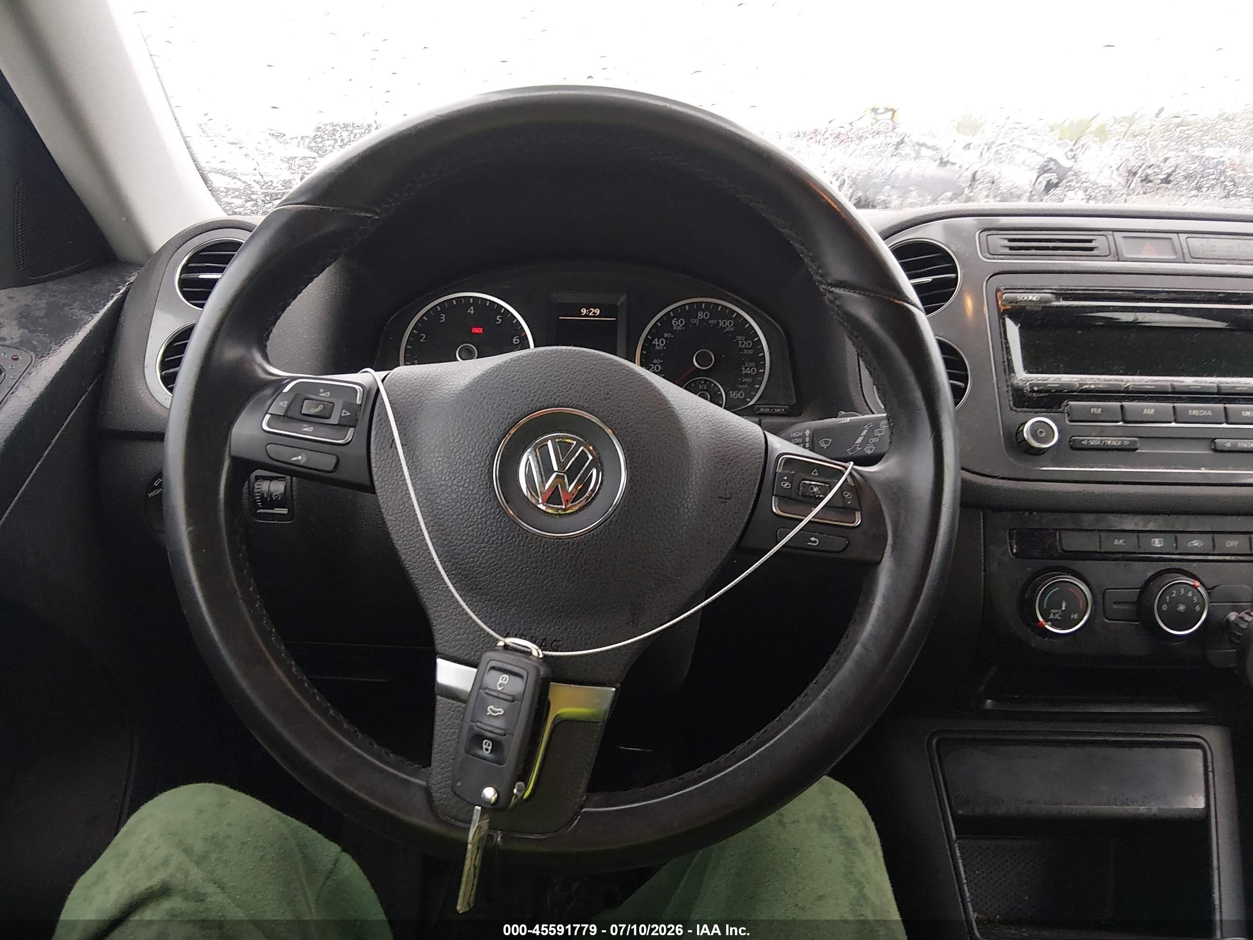 2014 Volkswagen Tiguan S Burgundy vin: WVGCV3AX7EW086838