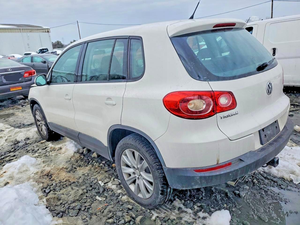 2009 Volkswagen Tiguan S White vin: WVGCV75N79W517653