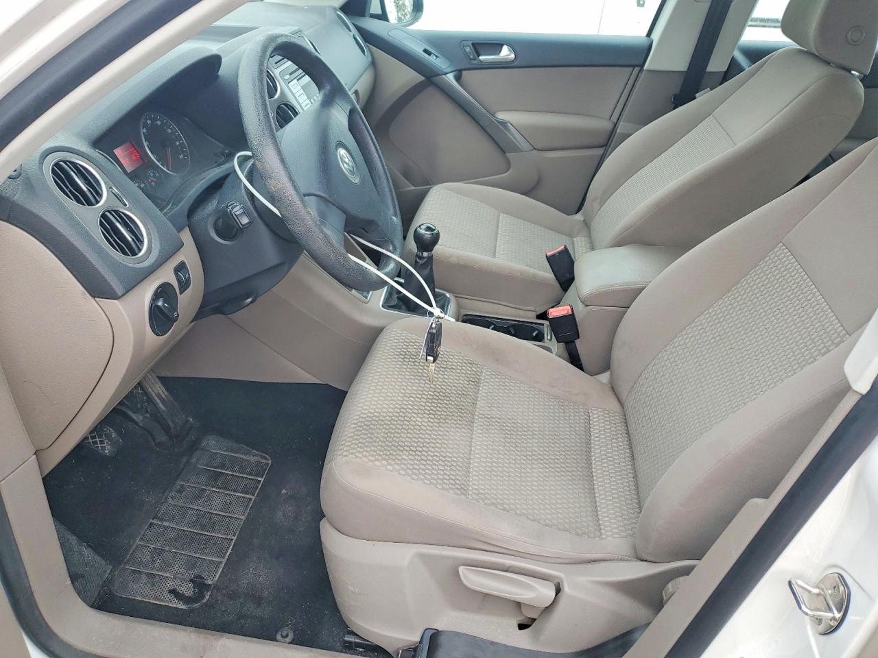 2009 Volkswagen Tiguan S White vin: WVGCV75N79W517653