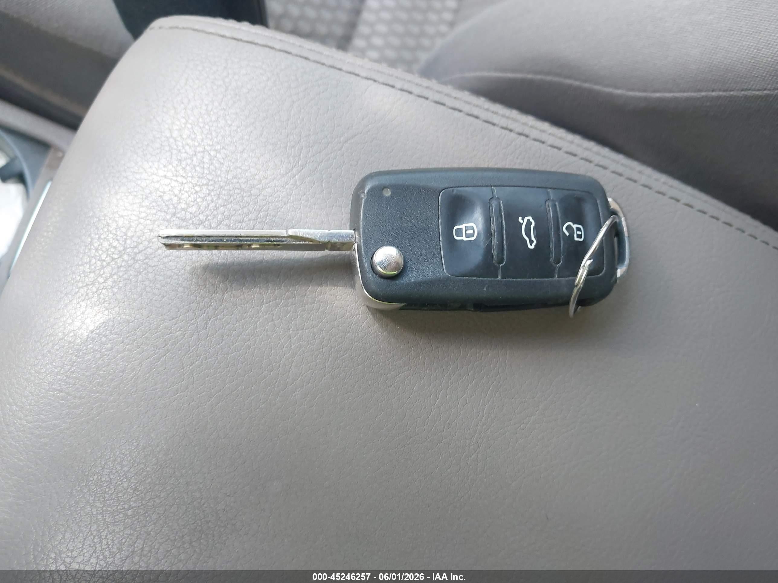 2010 Volkswagen Tiguan S Blue vin: WVGCV7AX0AW003767