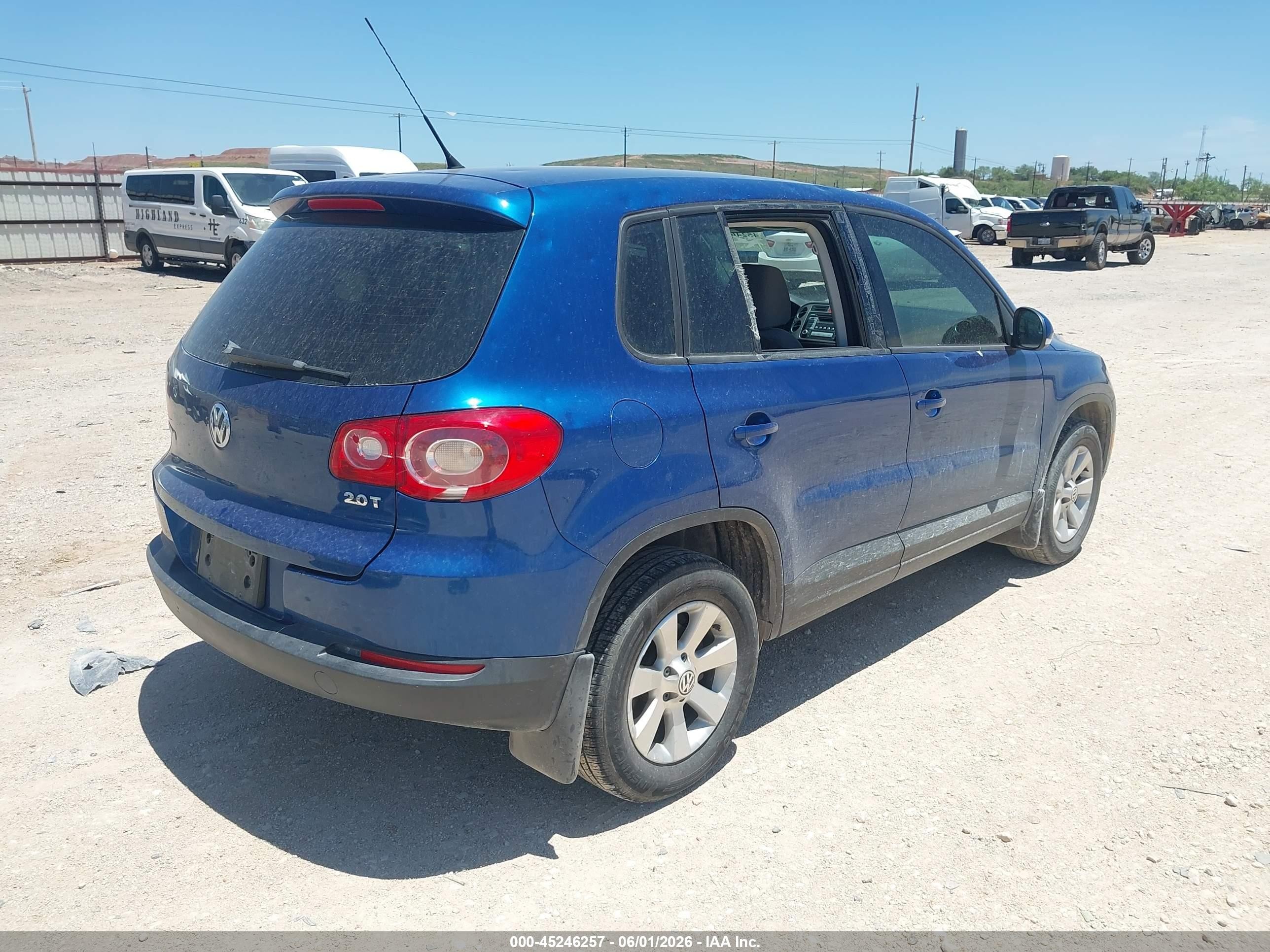 2010 Volkswagen Tiguan S Blue vin: WVGCV7AX0AW003767