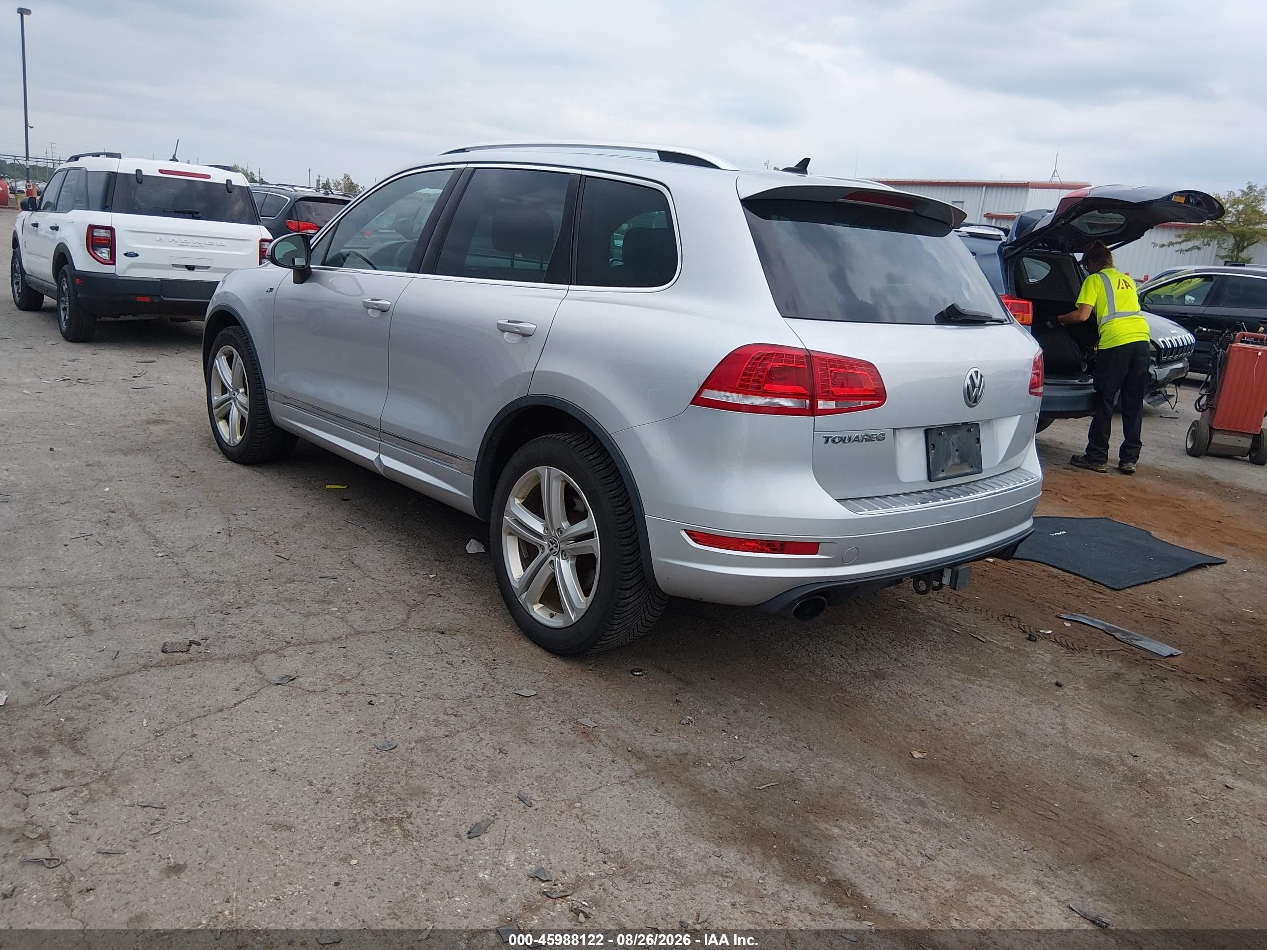 2014 Volkswagen Touareg 3.6l R-line Silver vin: WVGDF9BP6ED007304