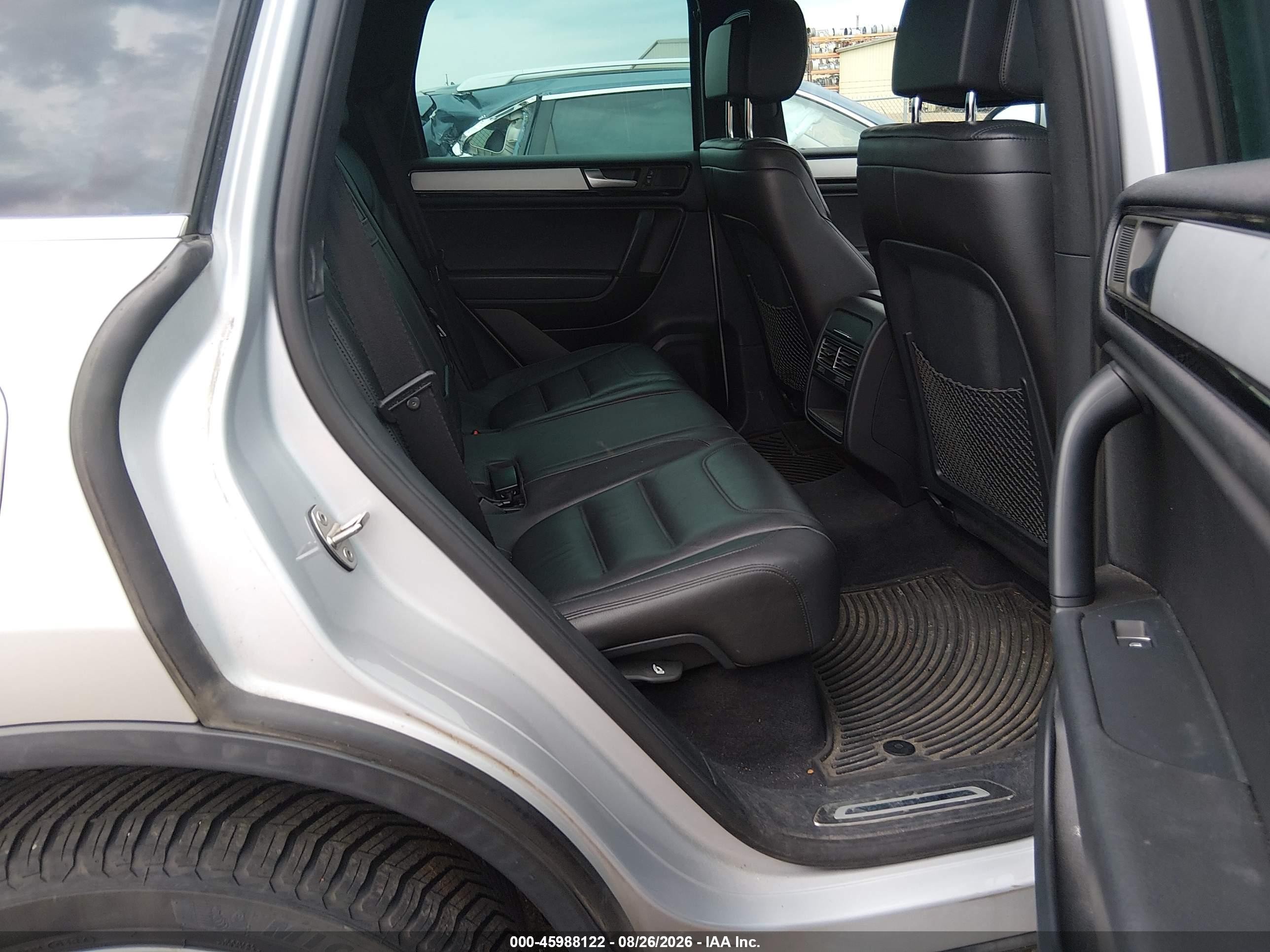 2014 Volkswagen Touareg 3.6l R-line Silver vin: WVGDF9BP6ED007304