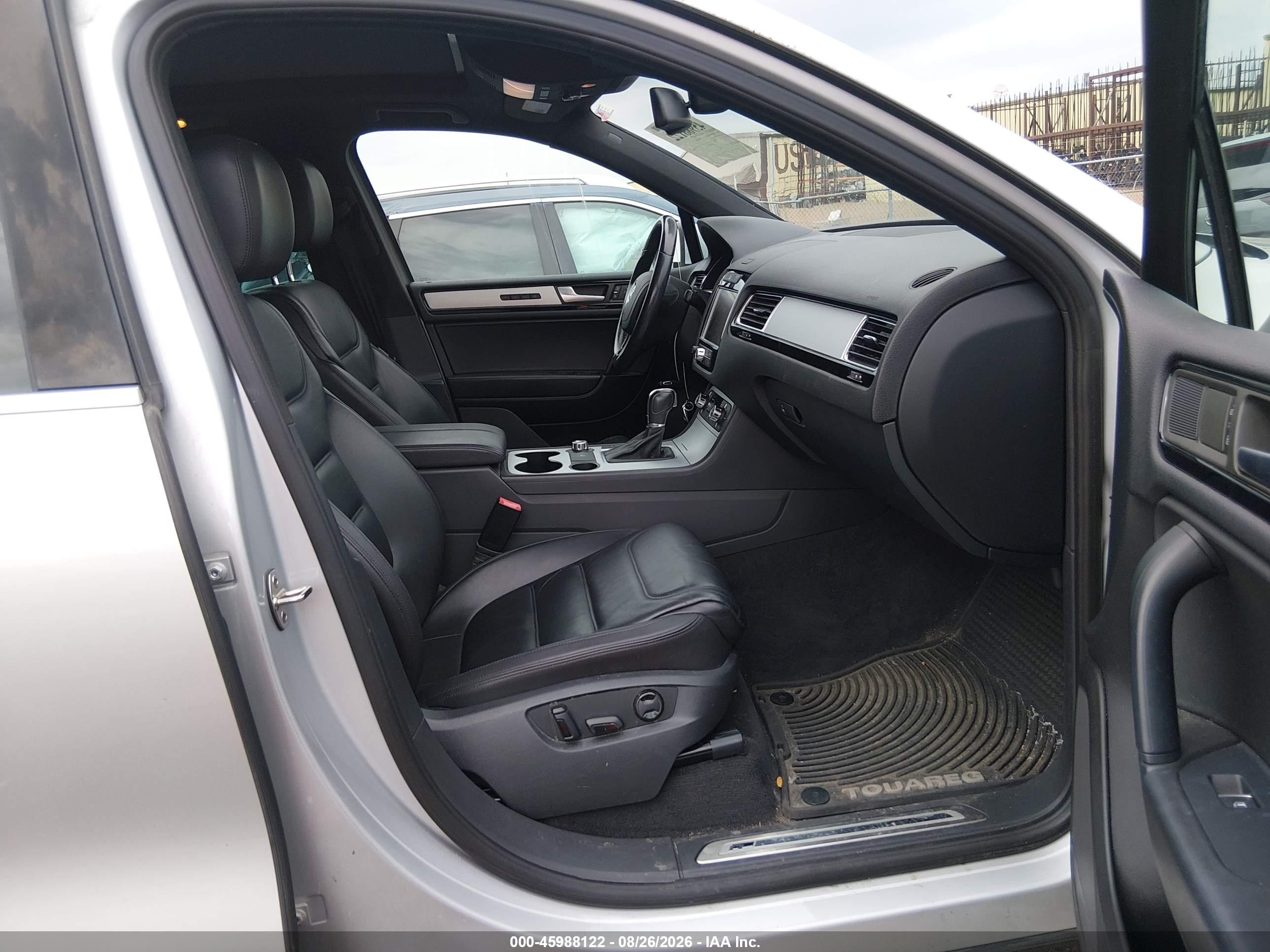 2014 Volkswagen Touareg 3.6l R-line Silver vin: WVGDF9BP6ED007304