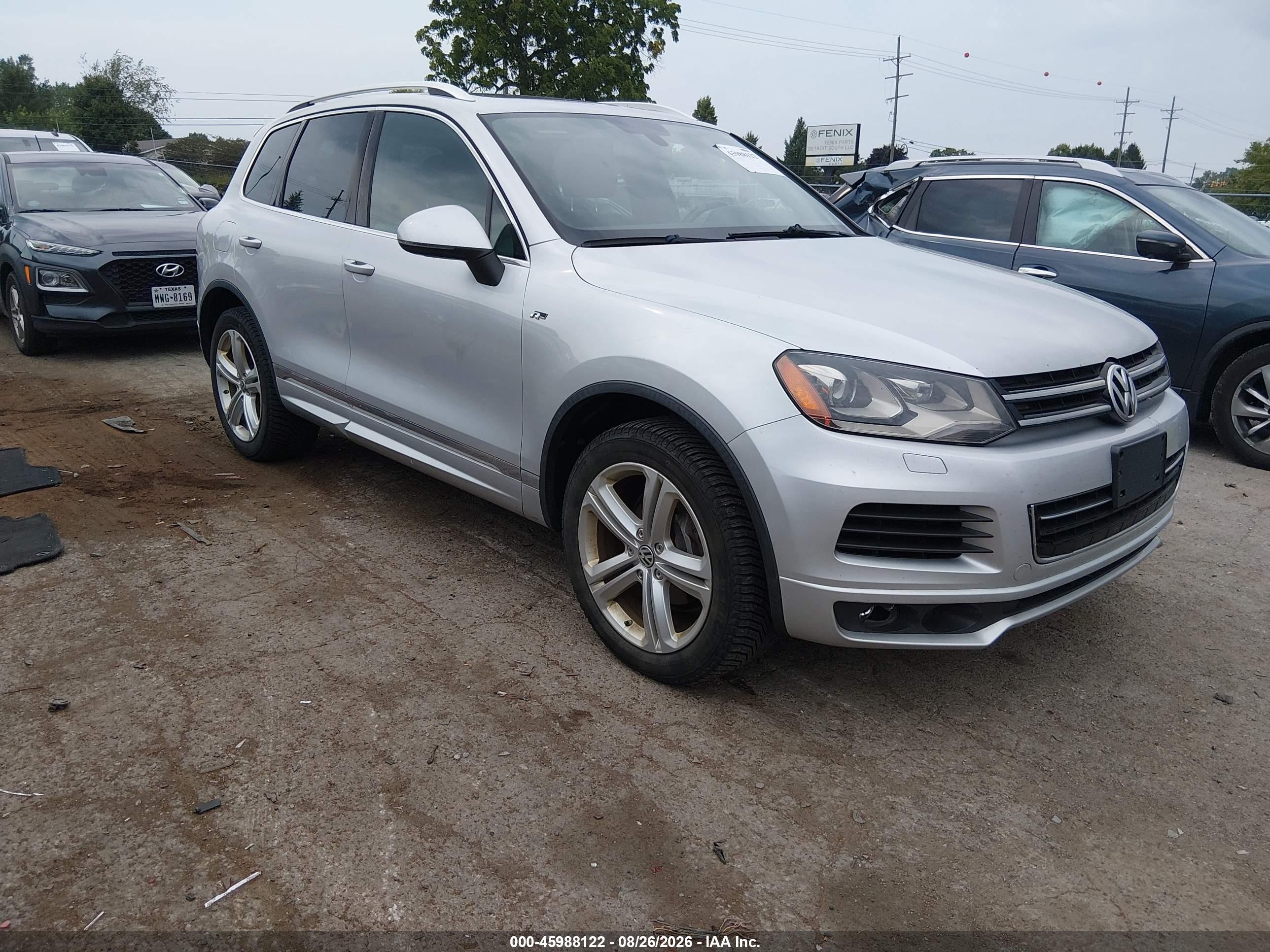 2014 Volkswagen Touareg 3.6l R-line Silver vin: WVGDF9BP6ED007304