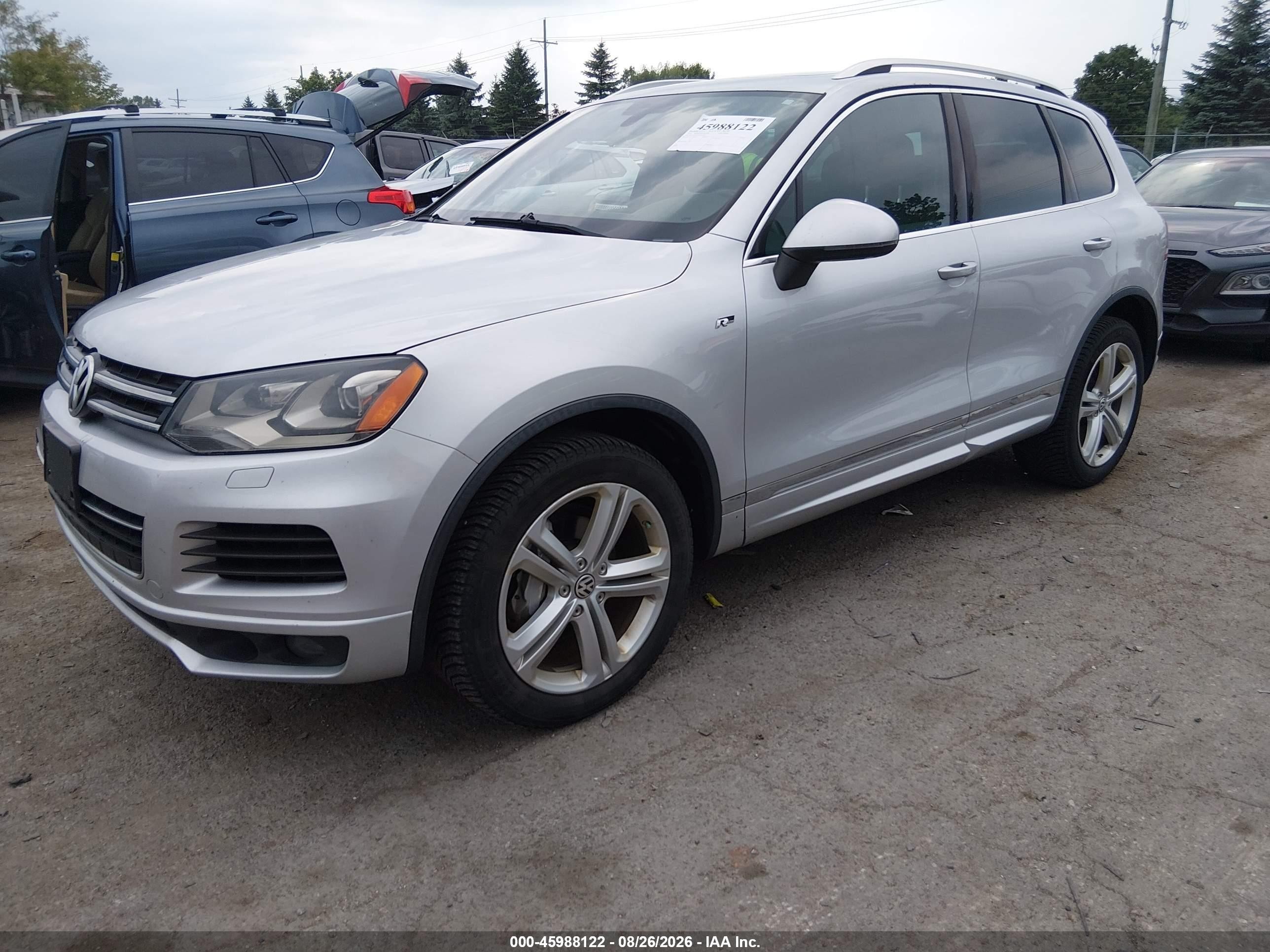 2014 Volkswagen Touareg 3.6l R-line Silver vin: WVGDF9BP6ED007304