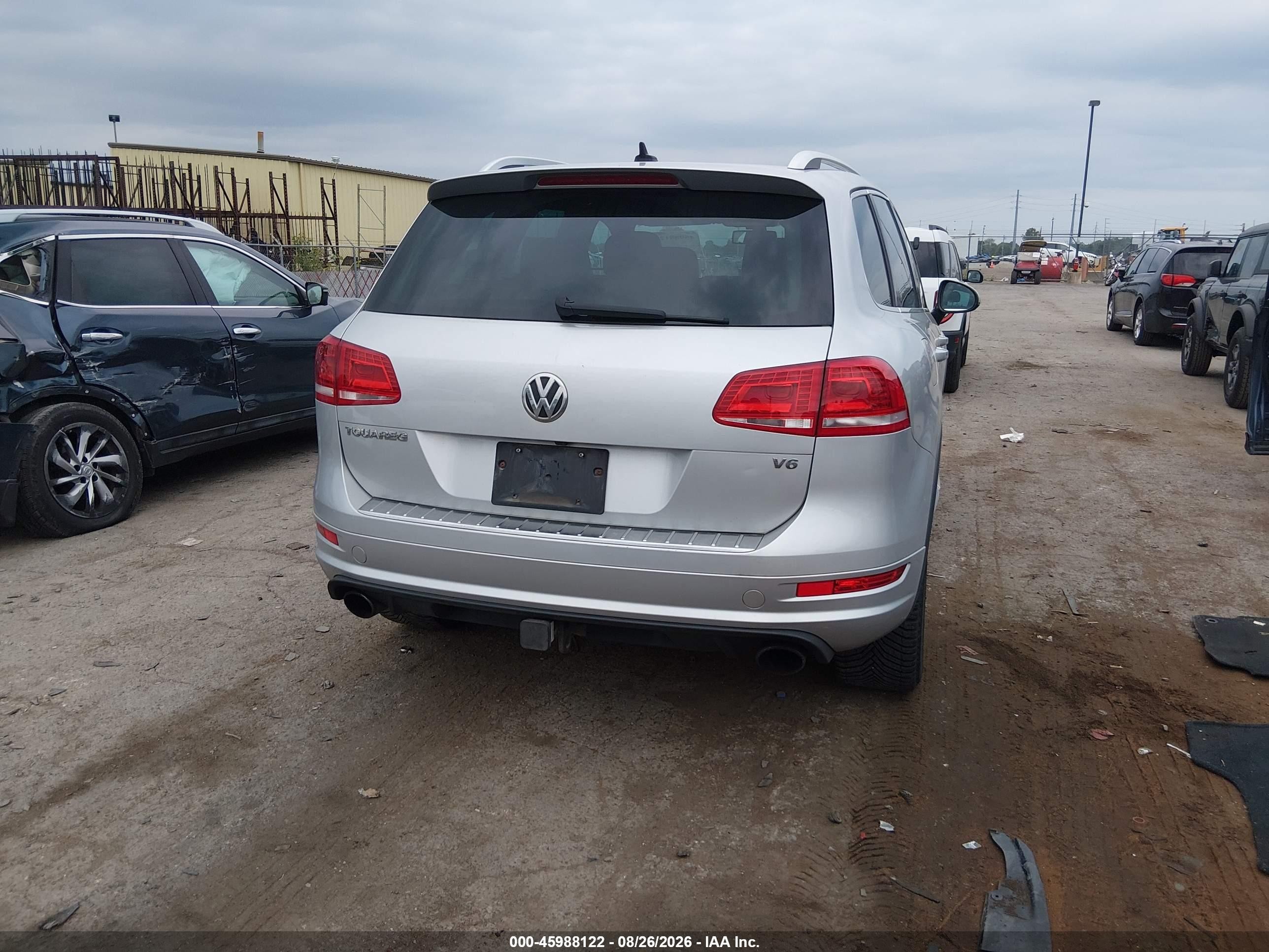 2014 Volkswagen Touareg 3.6l R-line Silver vin: WVGDF9BP6ED007304