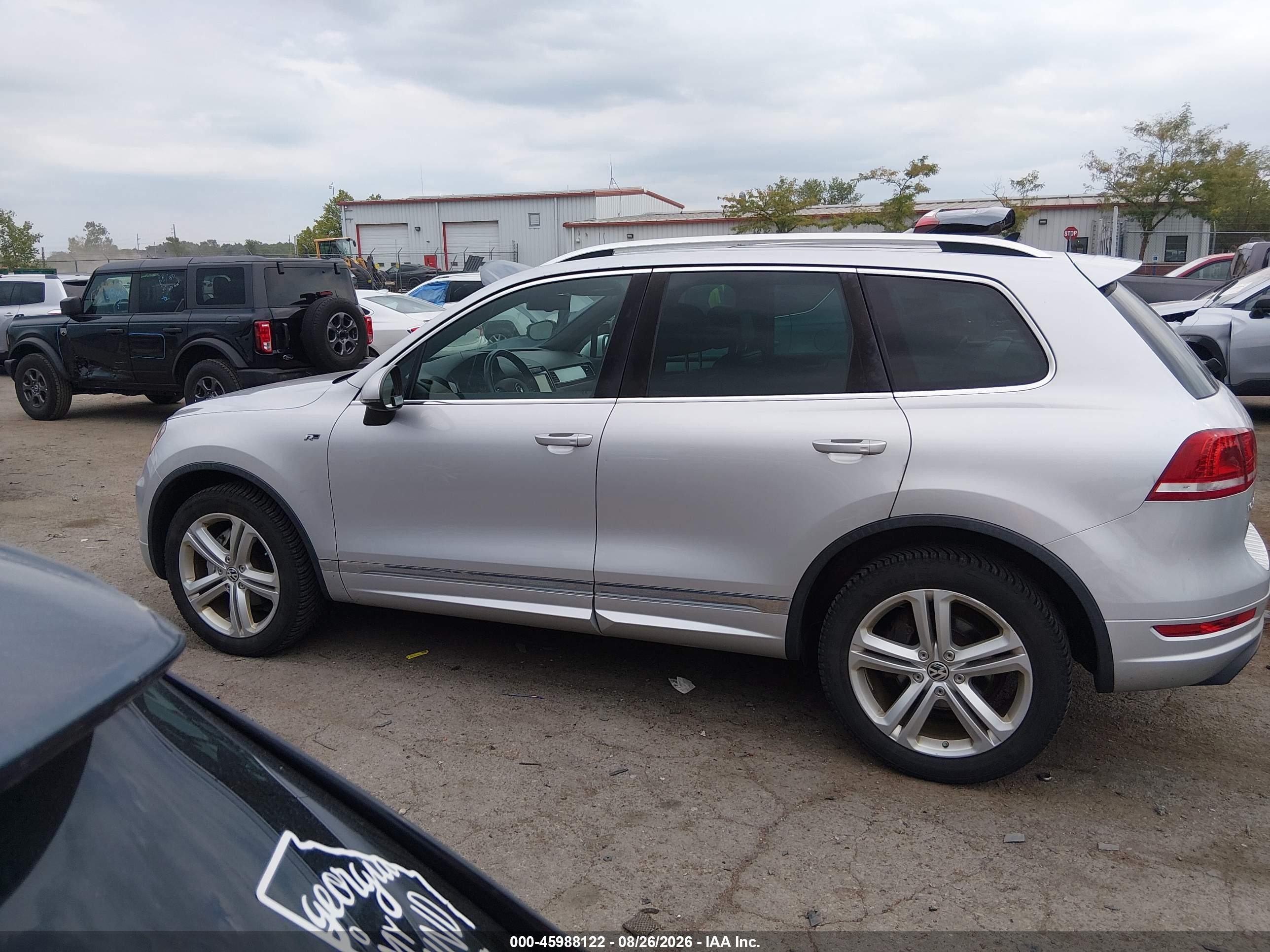 2014 Volkswagen Touareg 3.6l R-line Silver vin: WVGDF9BP6ED007304