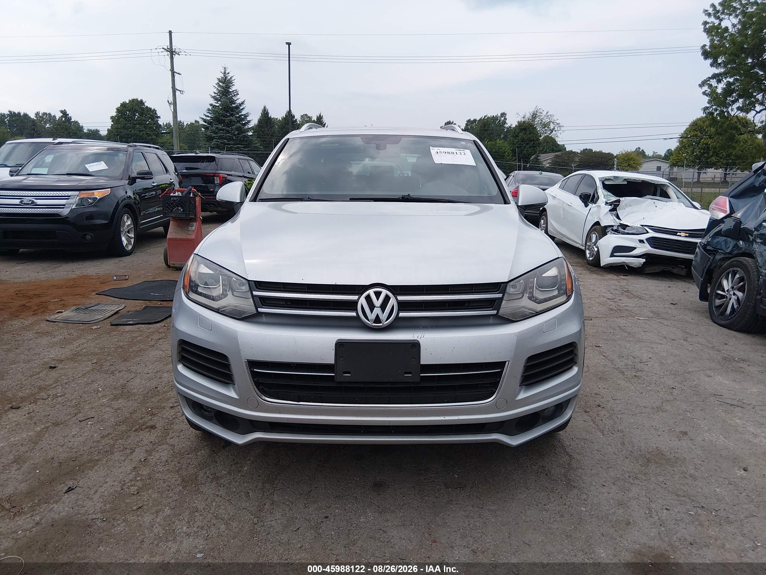 2014 Volkswagen Touareg 3.6l R-line Silver vin: WVGDF9BP6ED007304