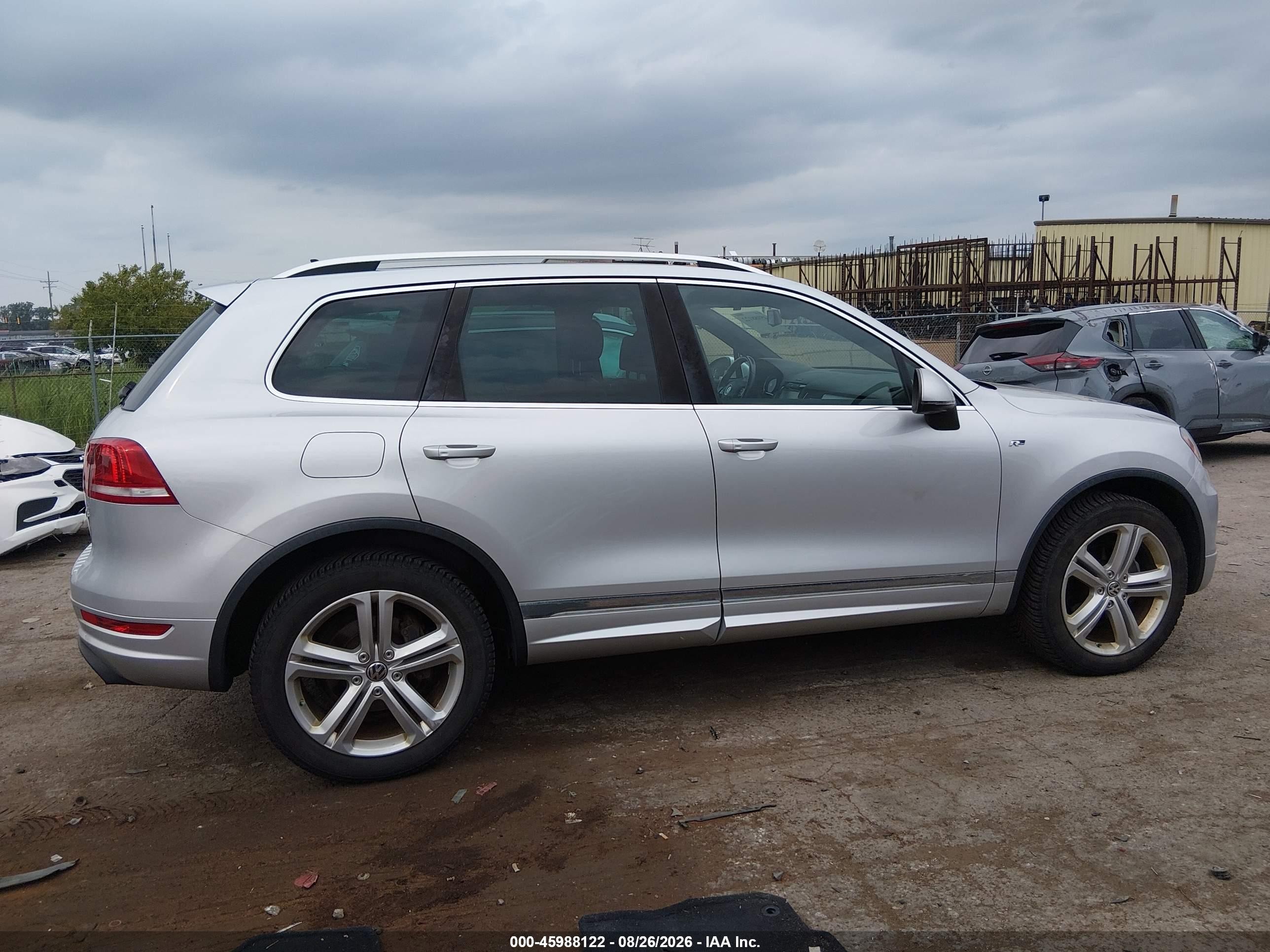 2014 Volkswagen Touareg 3.6l R-line Silver vin: WVGDF9BP6ED007304