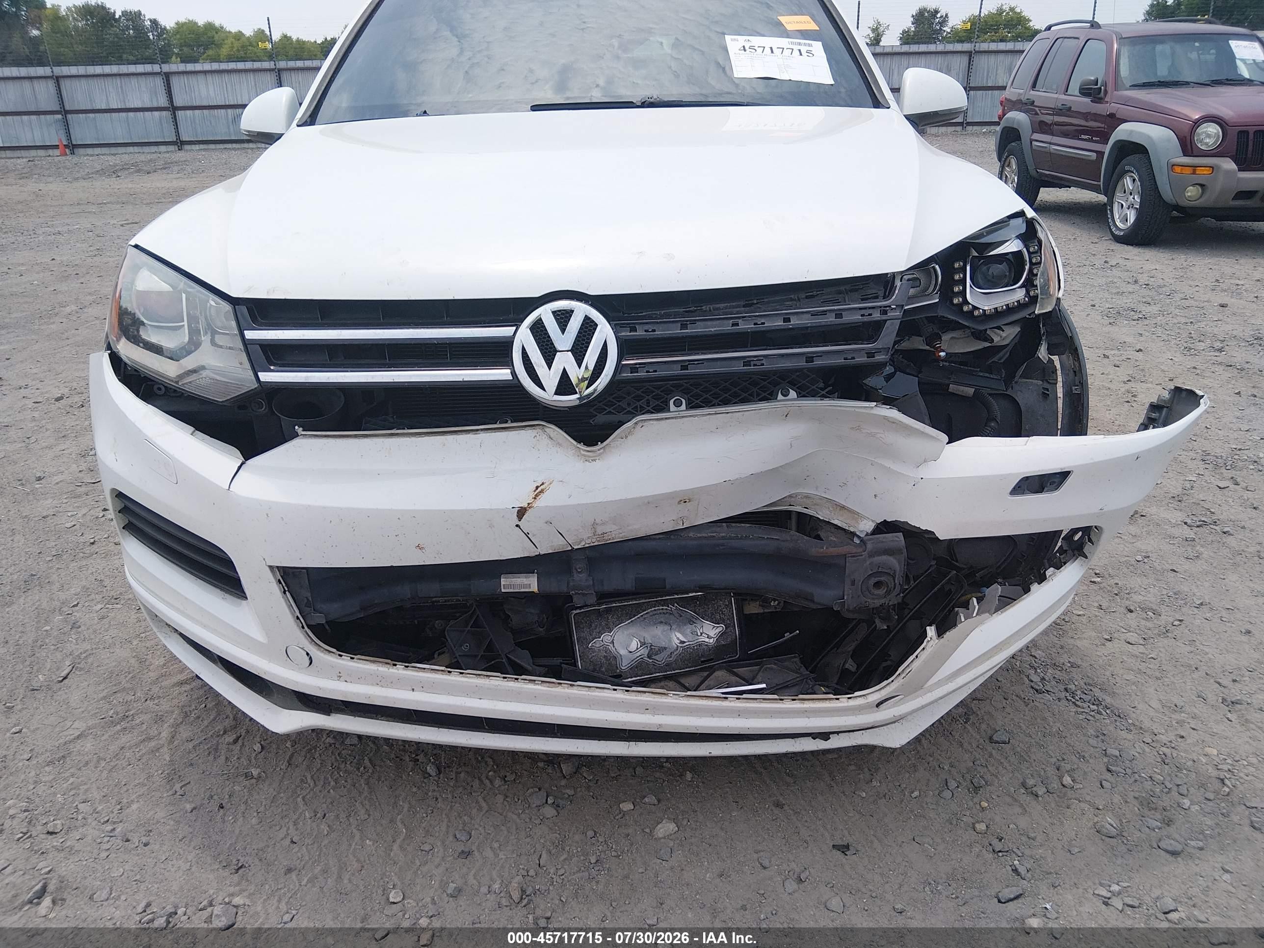 2014 Volkswagen Touareg 3.6l R-line White vin: WVGDF9BP8ED004503