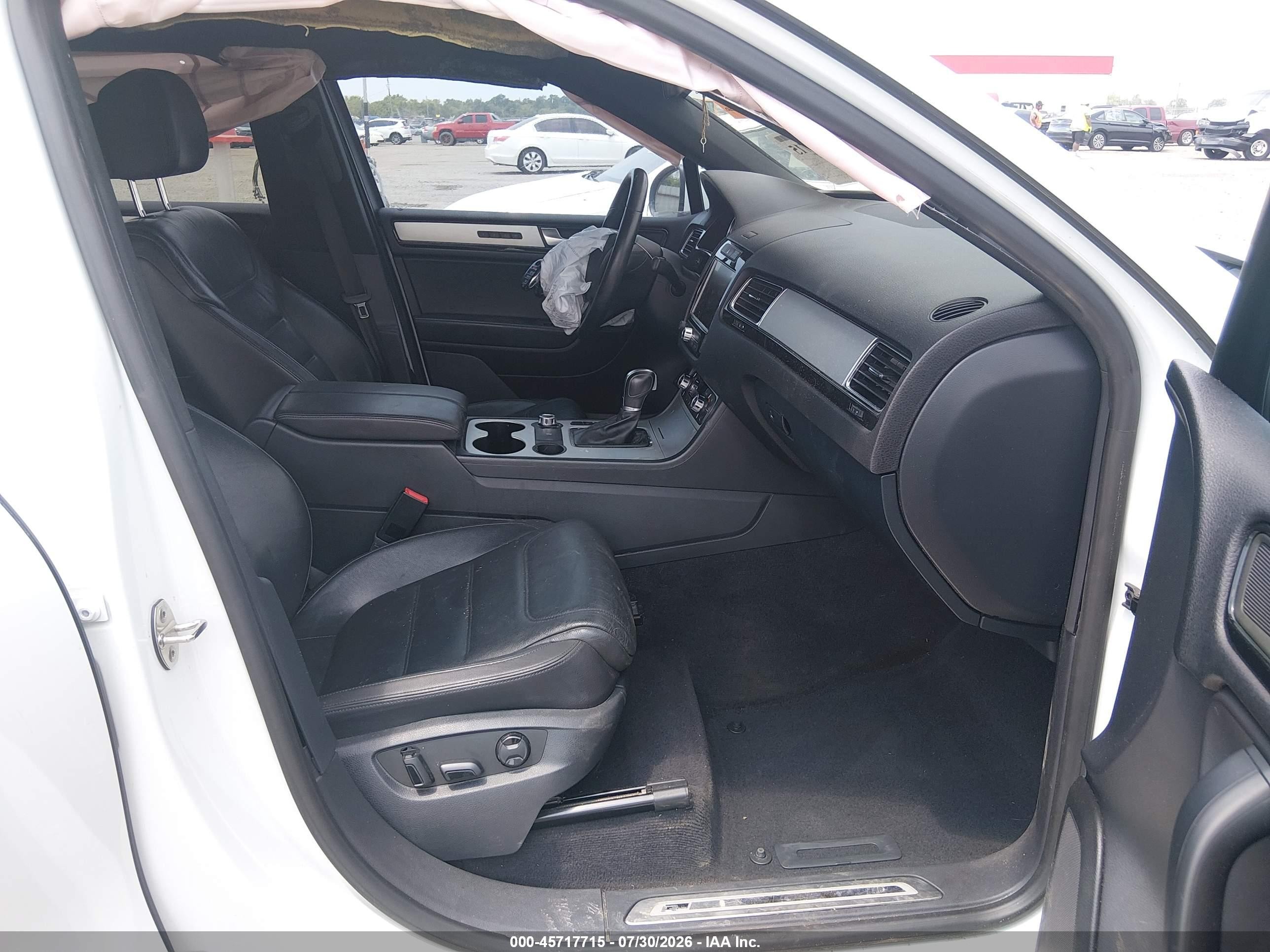 2014 Volkswagen Touareg 3.6l R-line White vin: WVGDF9BP8ED004503