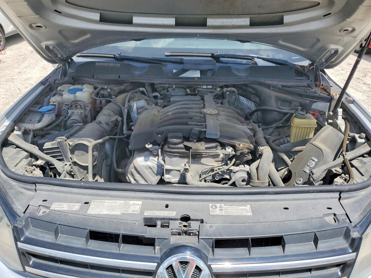 2013 Volkswagen Touareg V6 Silver vin: WVGEF9BP0DD004983