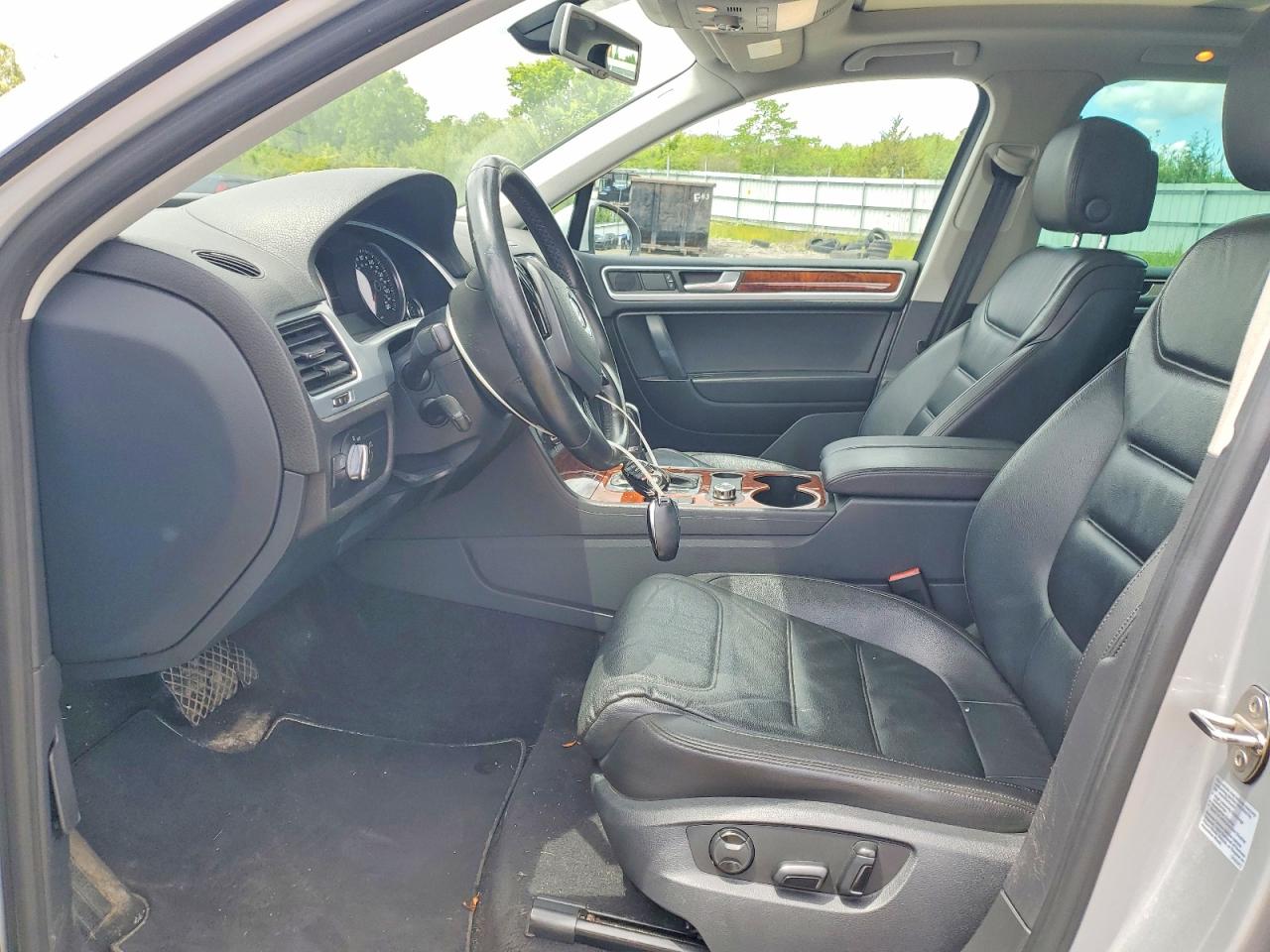 2013 Volkswagen Touareg Silver vin: WVGEF9BP0DD013795