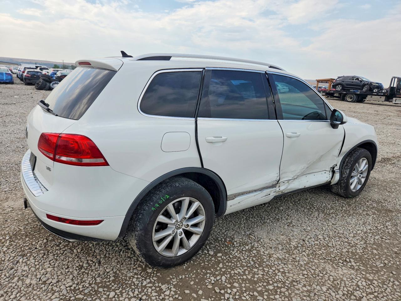 2014 Volkswagen Touareg V6 White vin: WVGEF9BP2ED008664