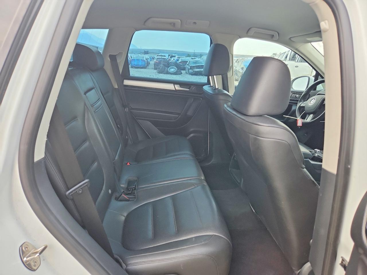 2014 Volkswagen Touareg V6 White vin: WVGEF9BP2ED008664