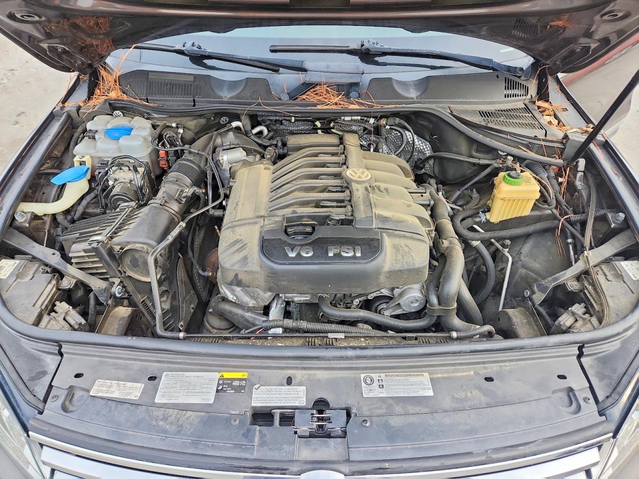 2015 Volkswagen Touareg V6 Коричневый vin: WVGEF9BP2FD006642