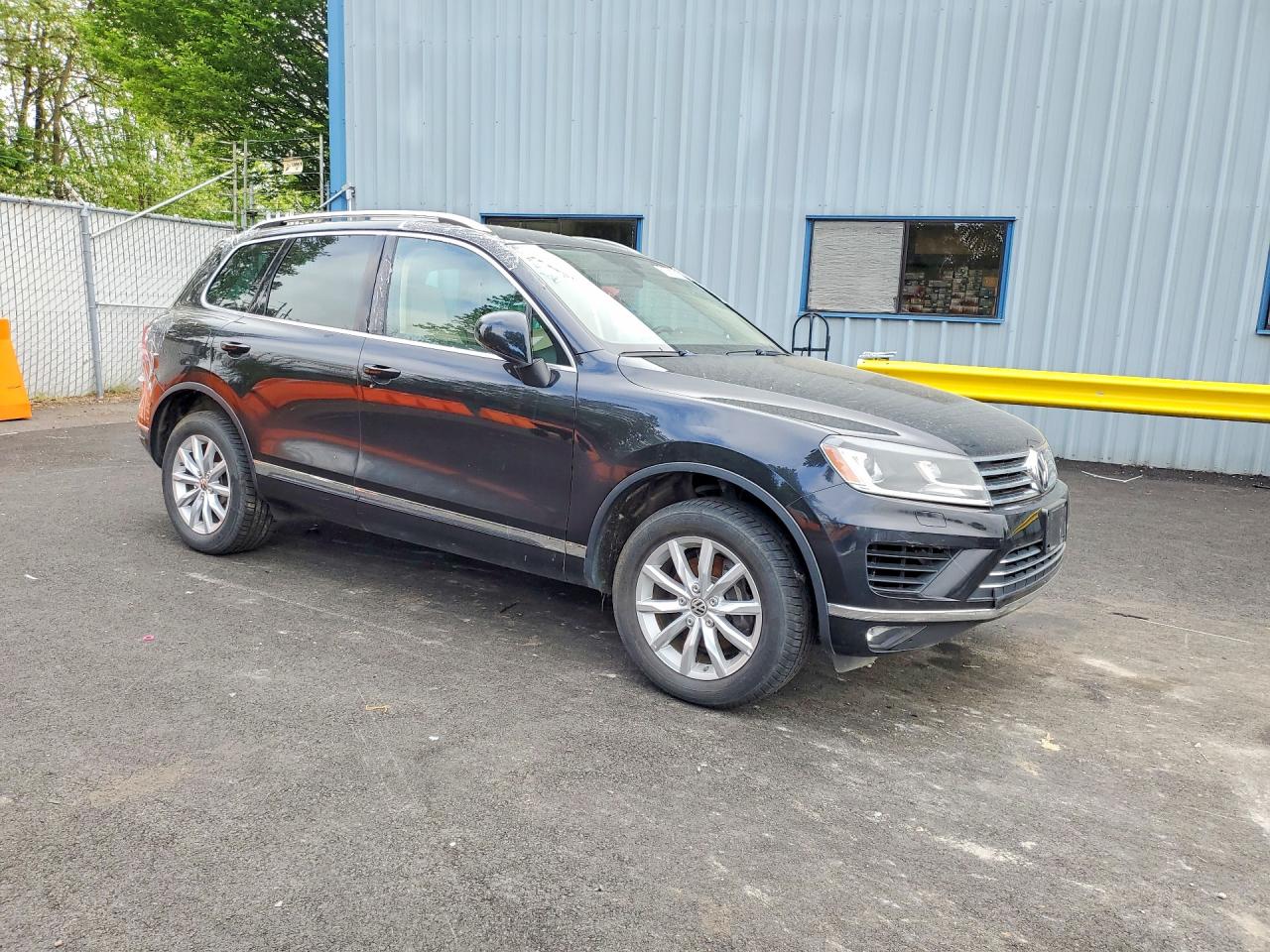 2016 Volkswagen Touareg Sport Black vin: WVGEF9BP2GD002219