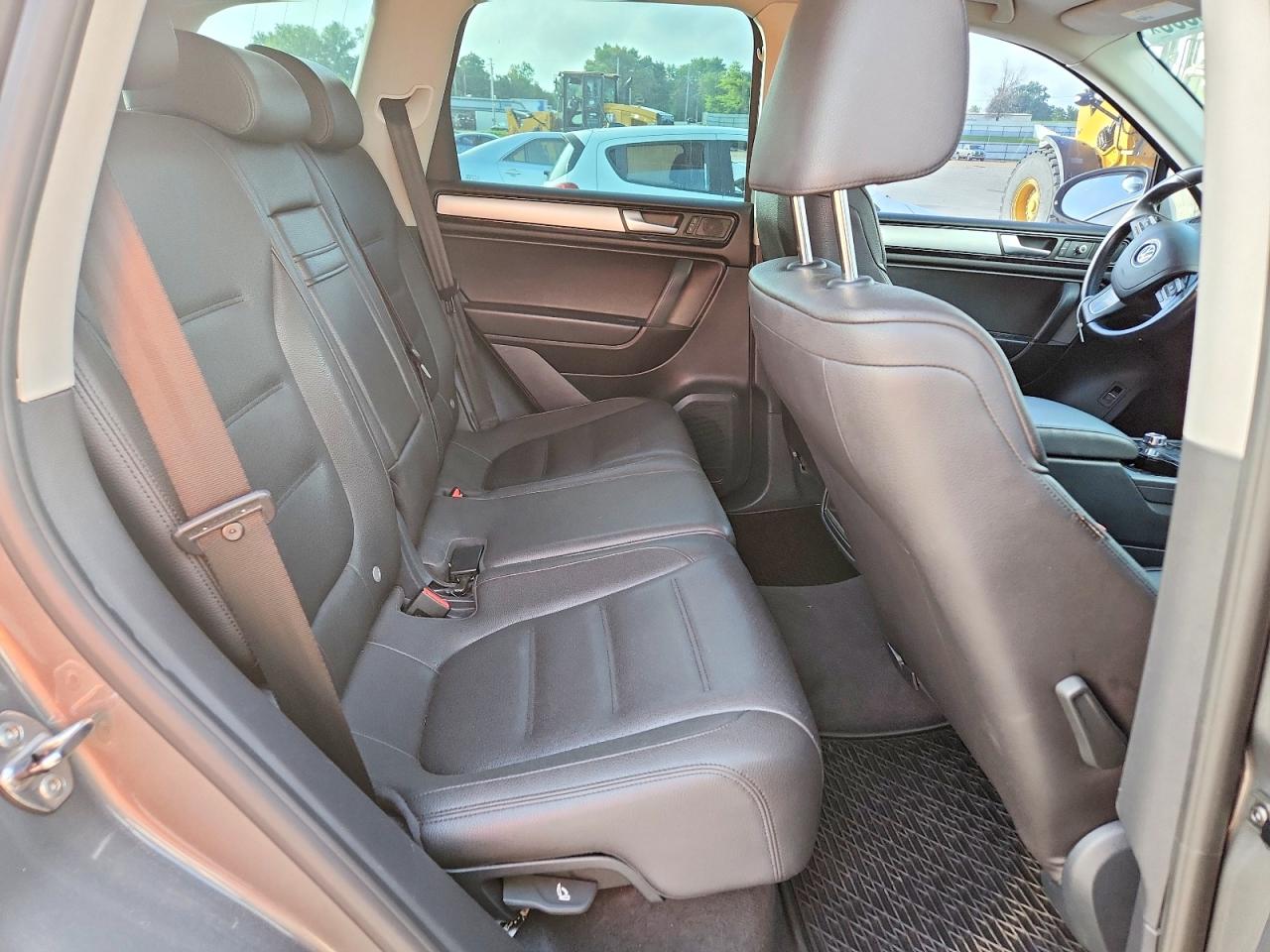 2014 Volkswagen Touareg V6 Gray vin: WVGEF9BP3ED007586