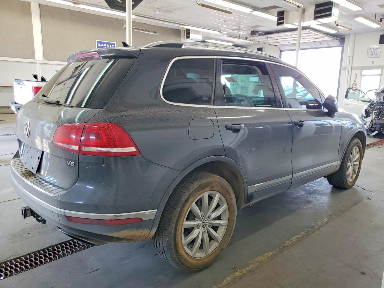 2015 Volkswagen Touareg V6 Gray vin: WVGEF9BP3FD005483