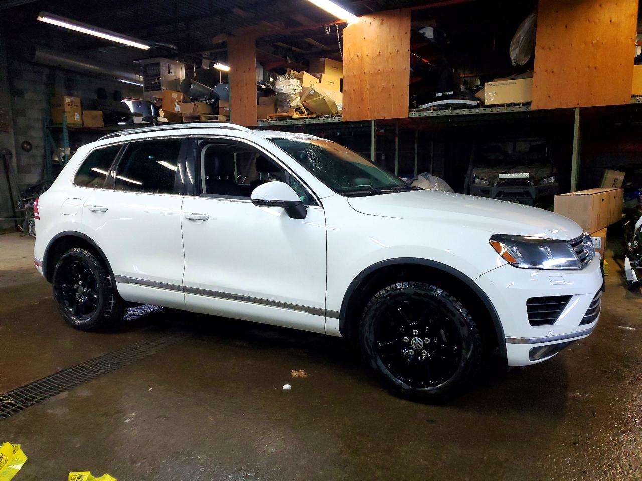2015 Volkswagen Touareg V6 White vin: WVGEF9BP3FD006102