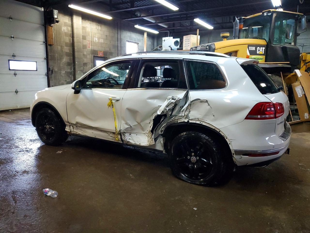 2015 Volkswagen Touareg V6 White vin: WVGEF9BP3FD006102
