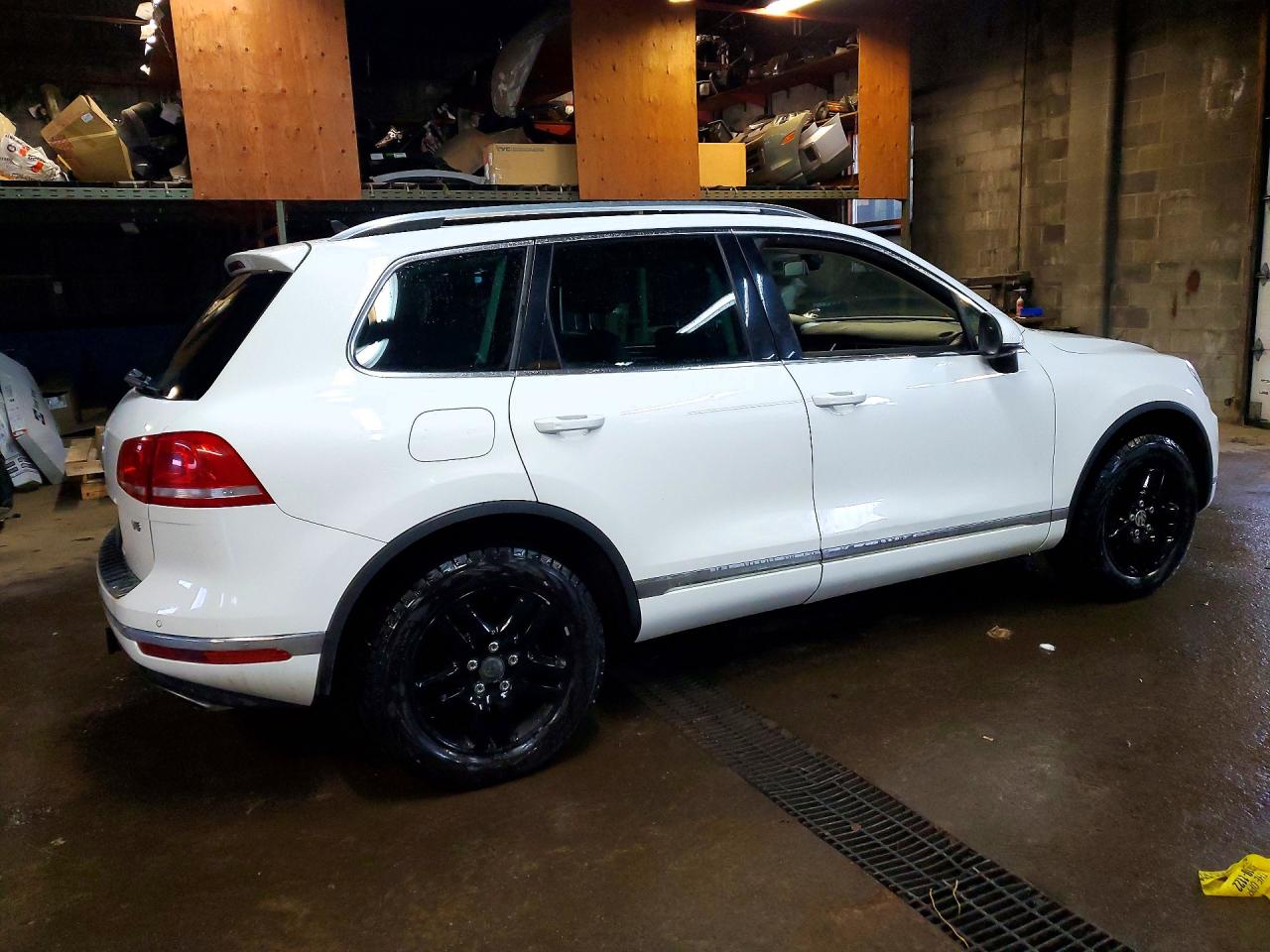 2015 Volkswagen Touareg V6 White vin: WVGEF9BP3FD006102