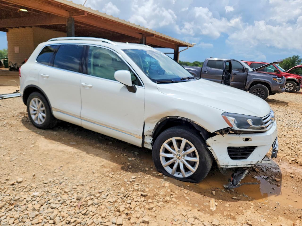 2015 Volkswagen Touareg V6 White vin: WVGEF9BP4FD002785
