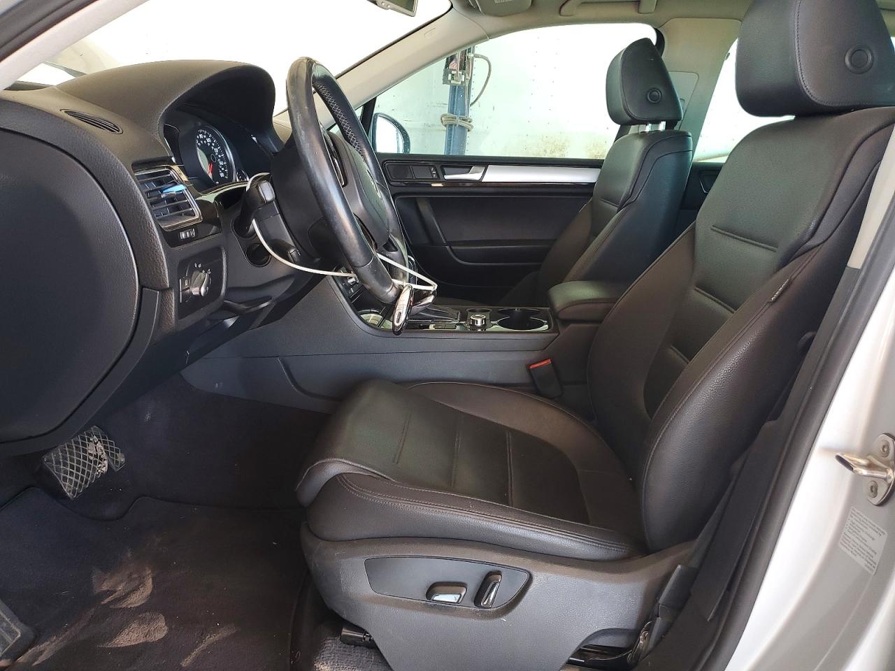 2013 Volkswagen Touareg Sport Серебряный vin: WVGEF9BP7DD002017
