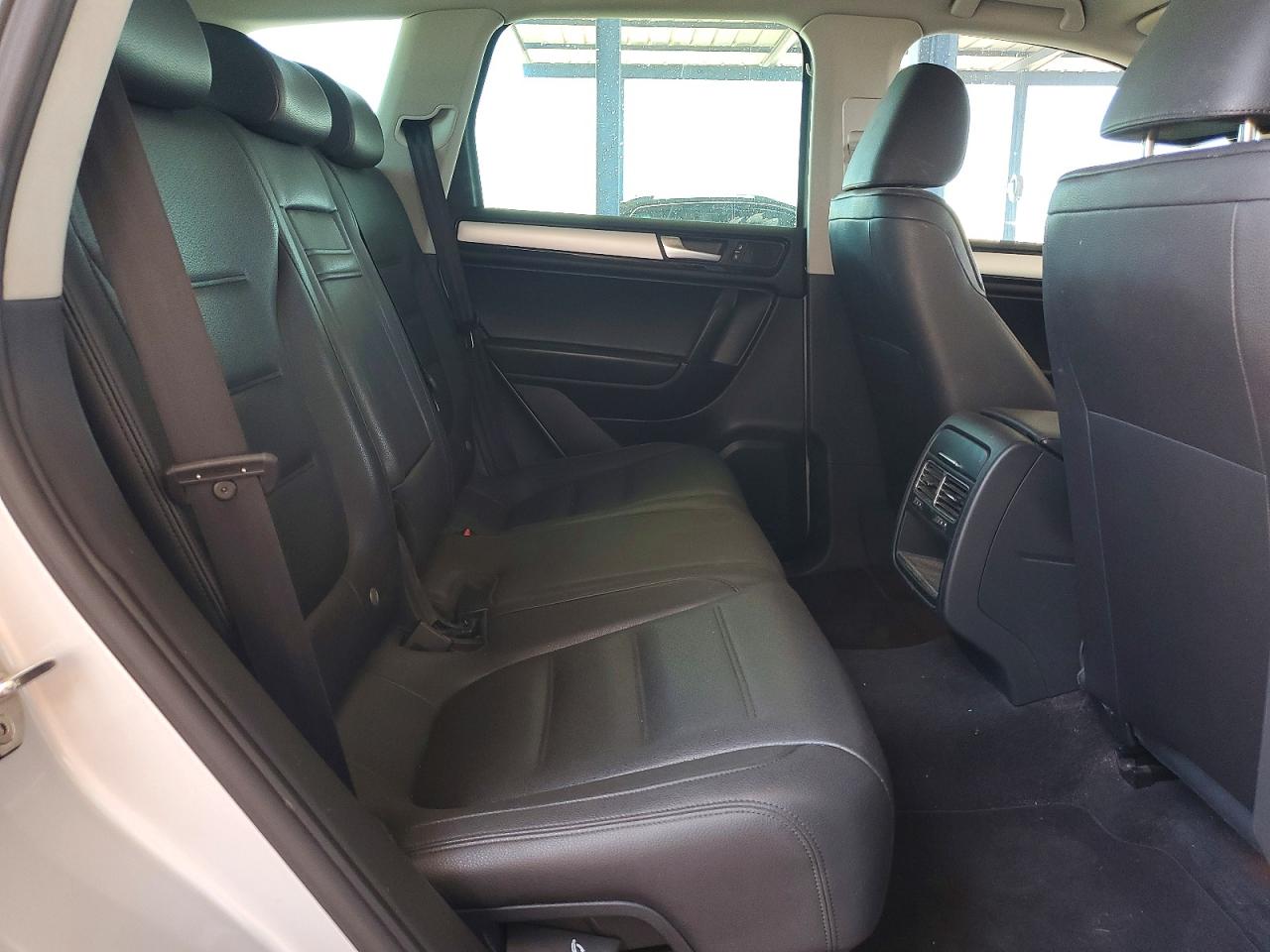 2013 Volkswagen Touareg Sport Серебряный vin: WVGEF9BP7DD002017