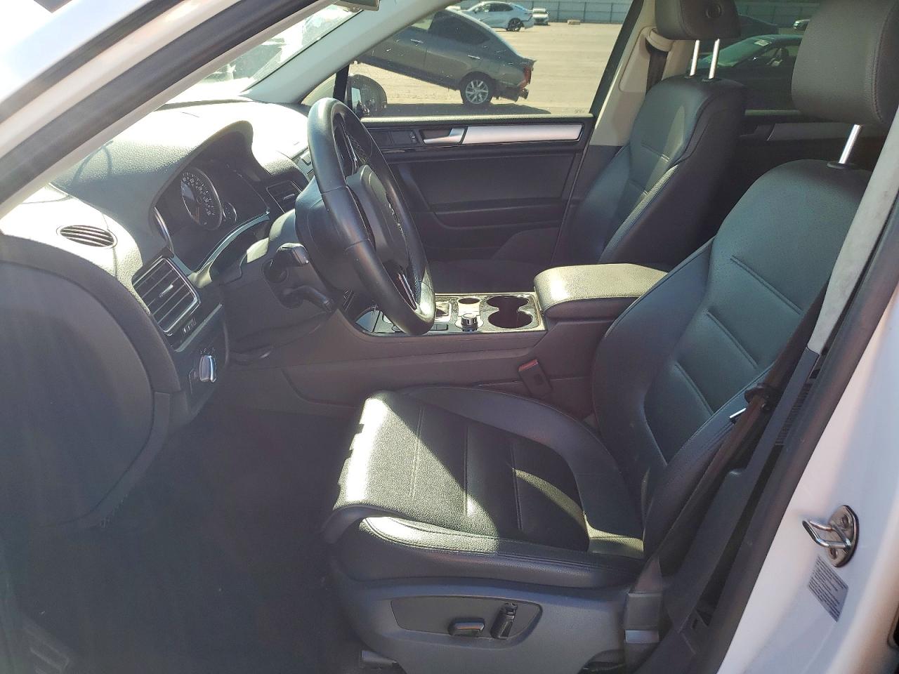 2014 Volkswagen Touareg V6 White vin: WVGEF9BP7ED011639