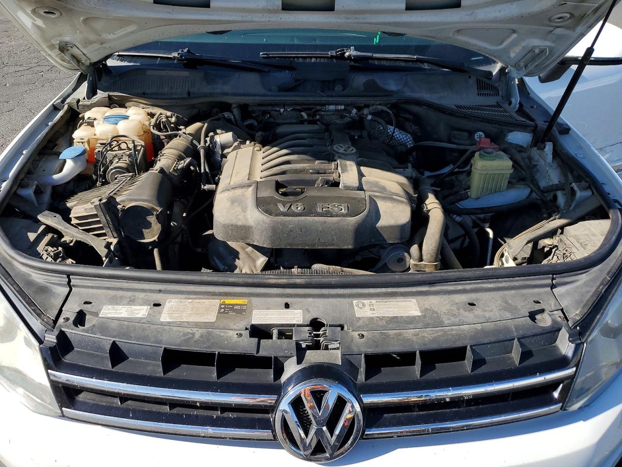 2014 Volkswagen Touareg V6 White vin: WVGEF9BP7ED011639