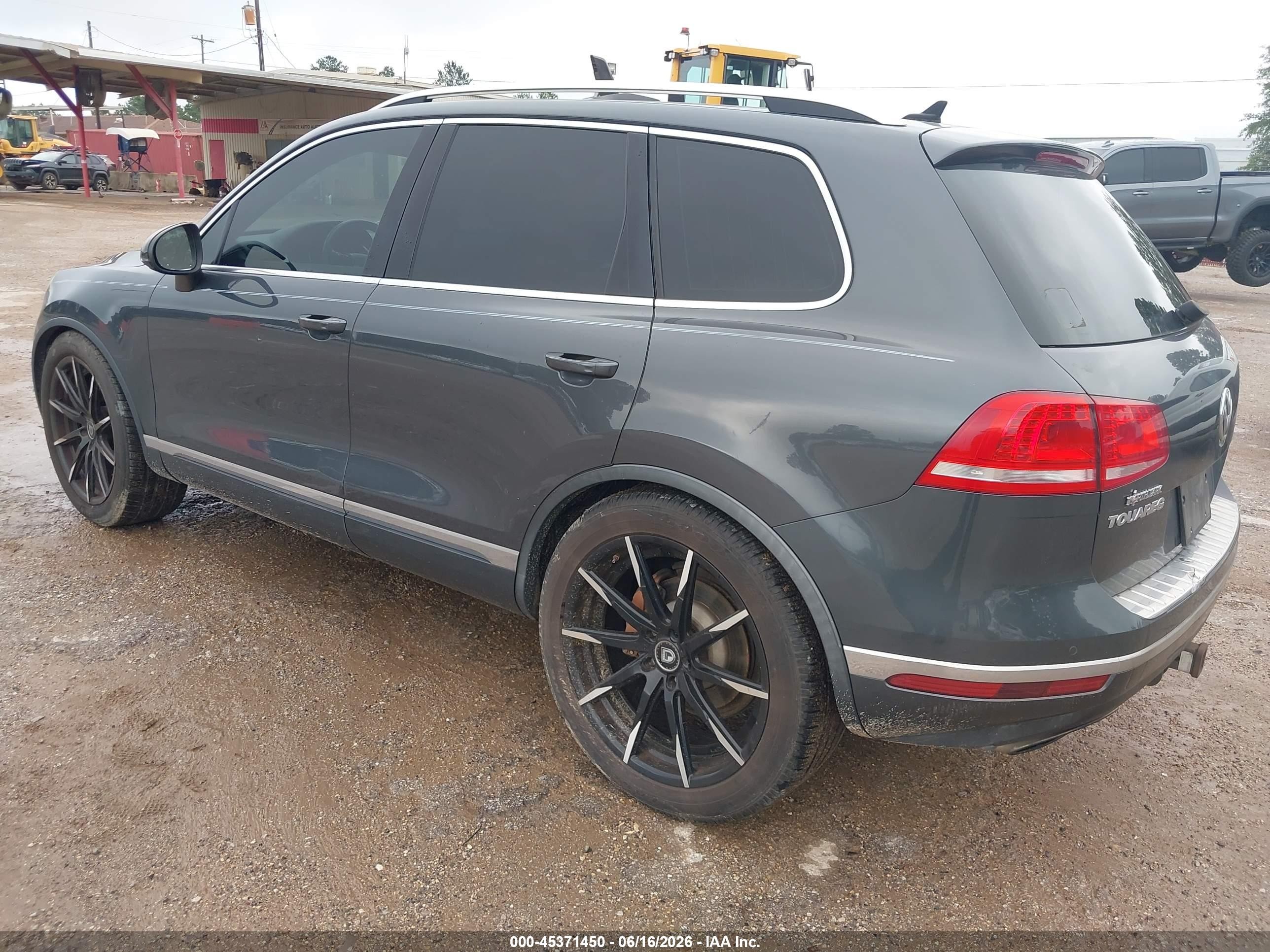 2015 Volkswagen Touareg V6 Lux Gray vin: WVGEF9BP8FD005558