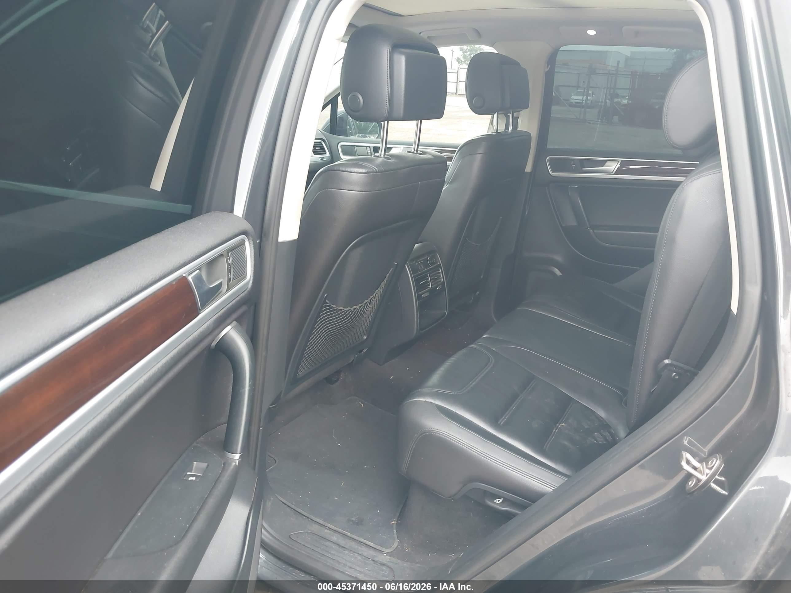 2015 Volkswagen Touareg V6 Lux Gray vin: WVGEF9BP8FD005558