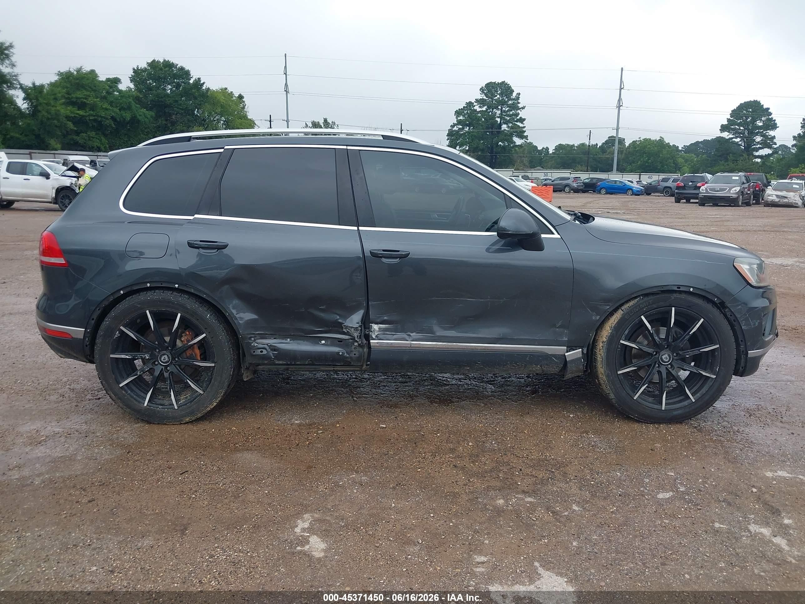 2015 Volkswagen Touareg V6 Lux Gray vin: WVGEF9BP8FD005558