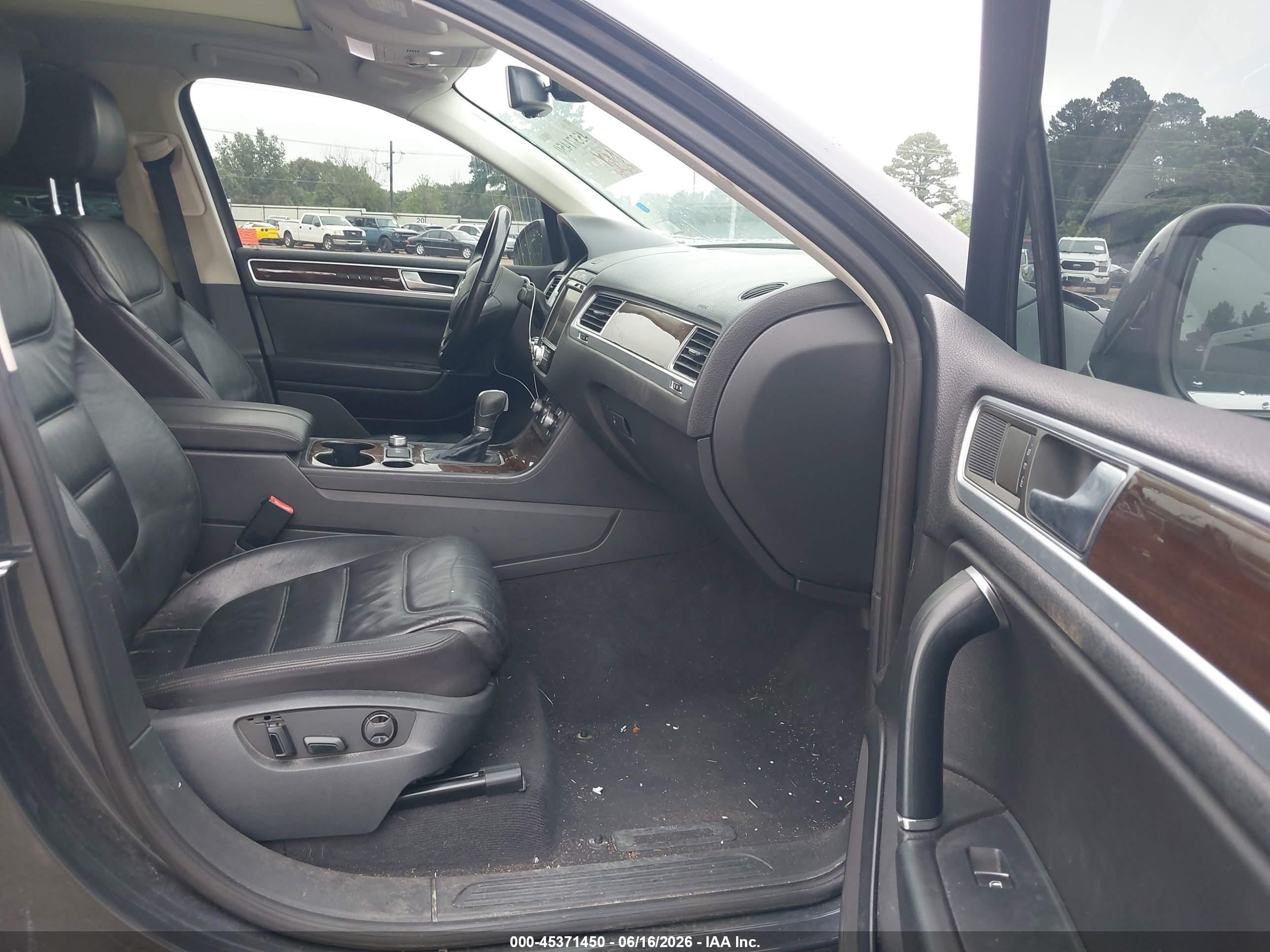 2015 Volkswagen Touareg V6 Lux Gray vin: WVGEF9BP8FD005558