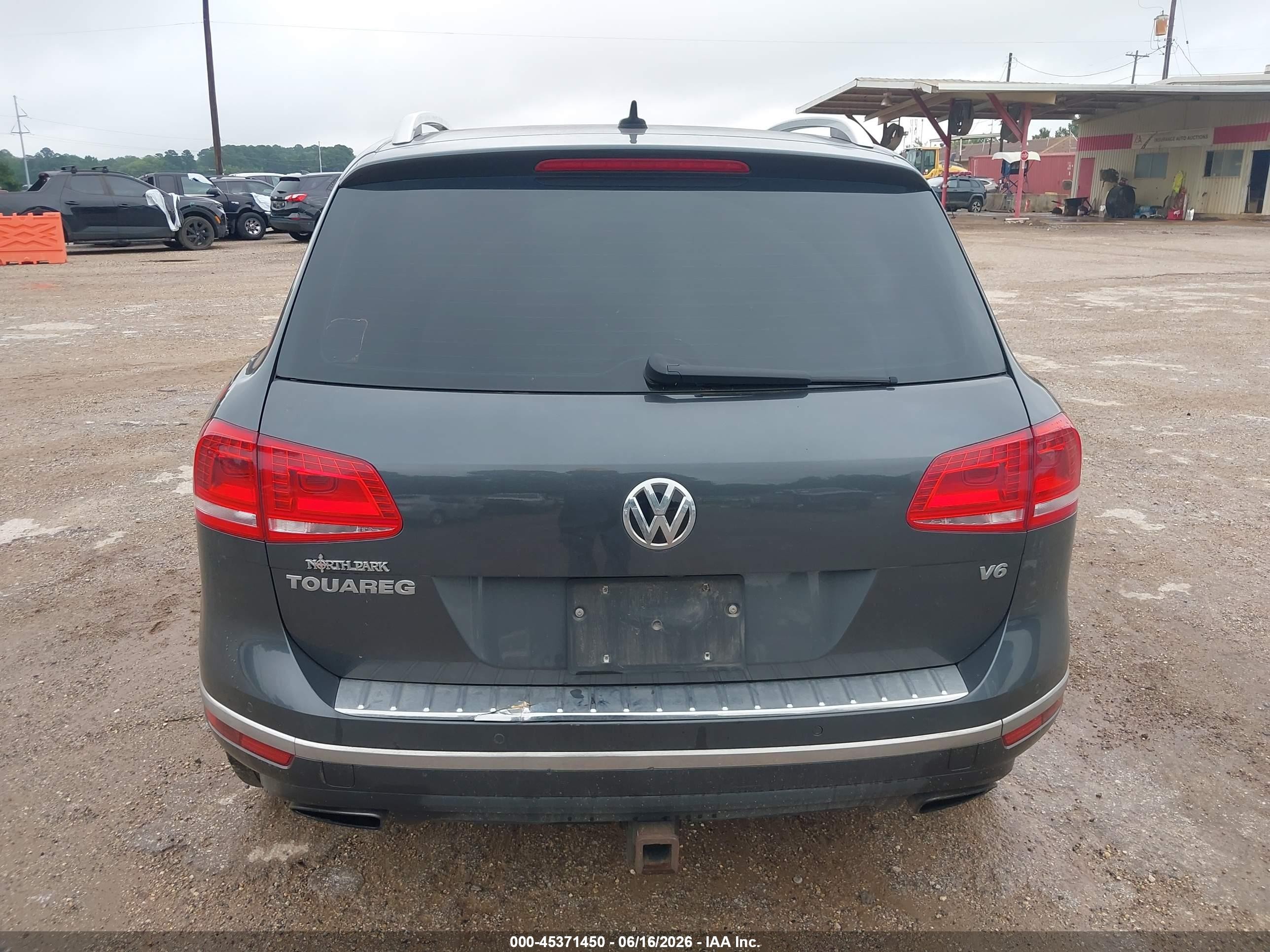 2015 Volkswagen Touareg V6 Lux Gray vin: WVGEF9BP8FD005558