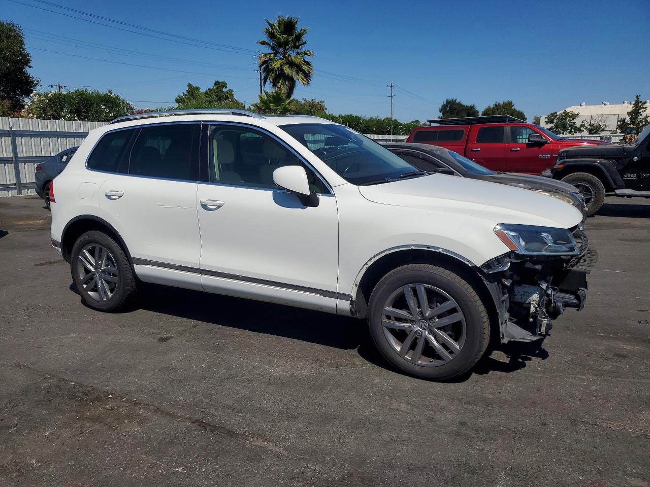 2015 Volkswagen Touareg V6 White vin: WVGEF9BP8FD006290