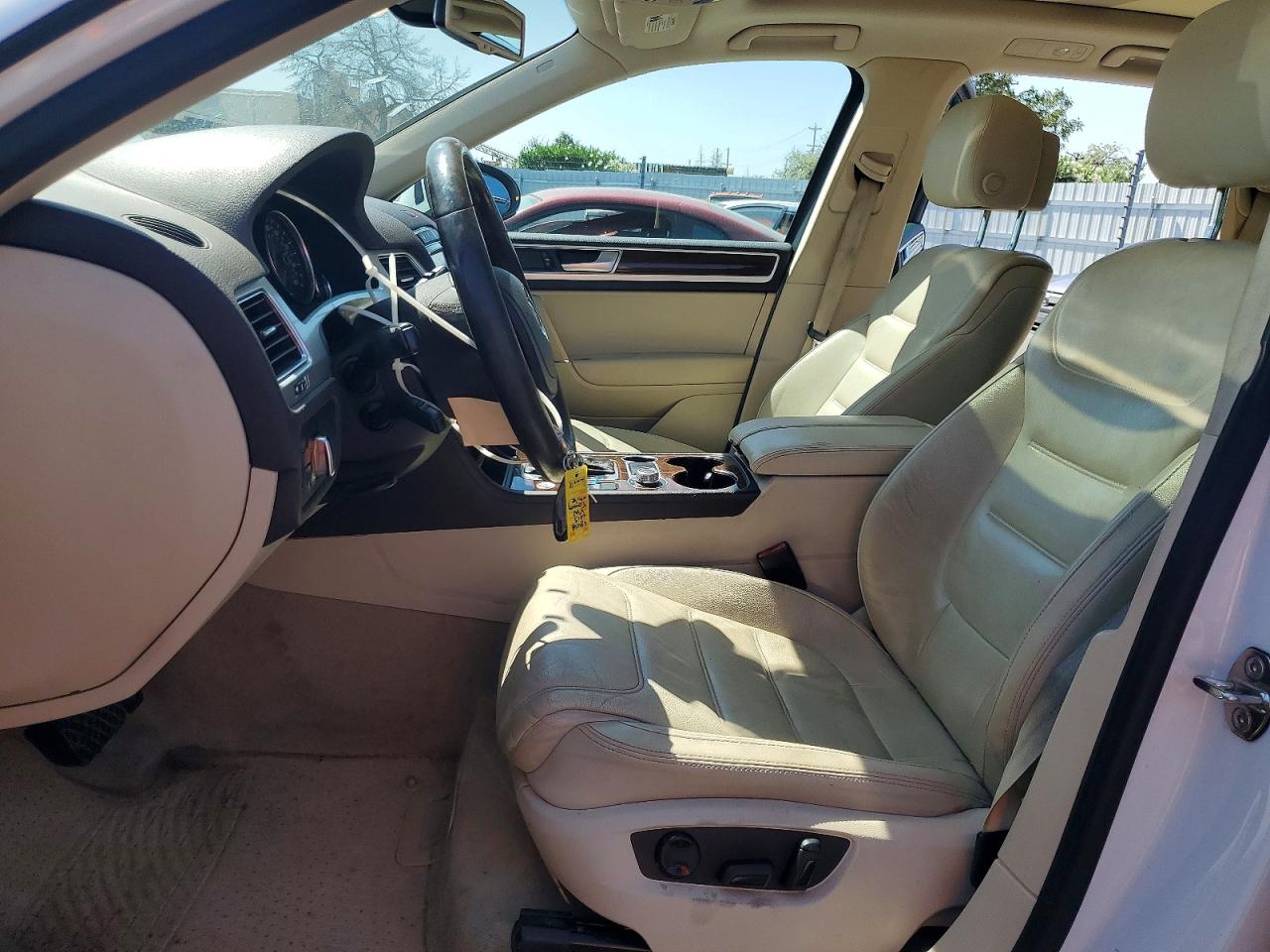 2015 Volkswagen Touareg V6 White vin: WVGEF9BP8FD006290