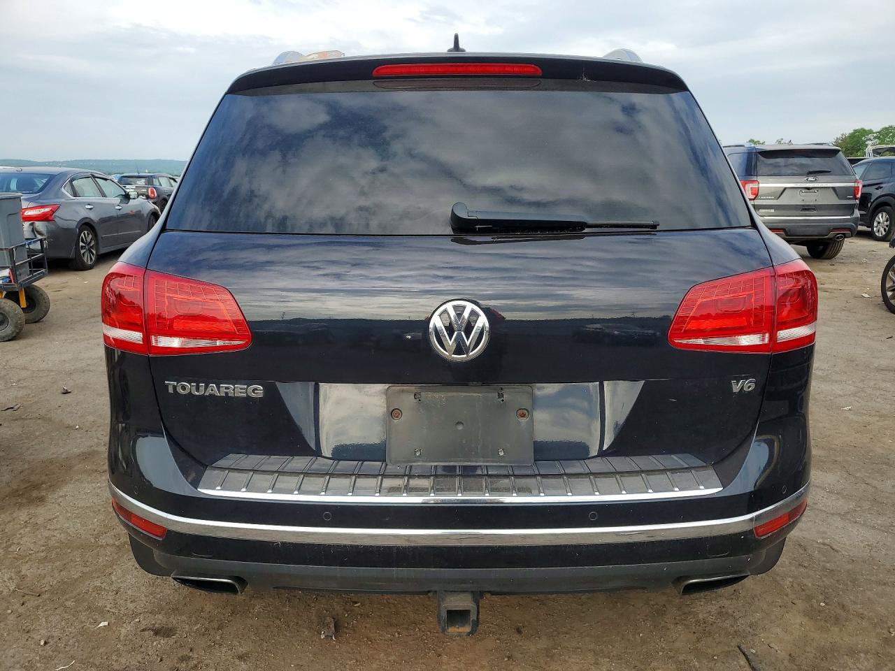 2016 Volkswagen Touareg Sport Black vin: WVGEF9BP8GD010440